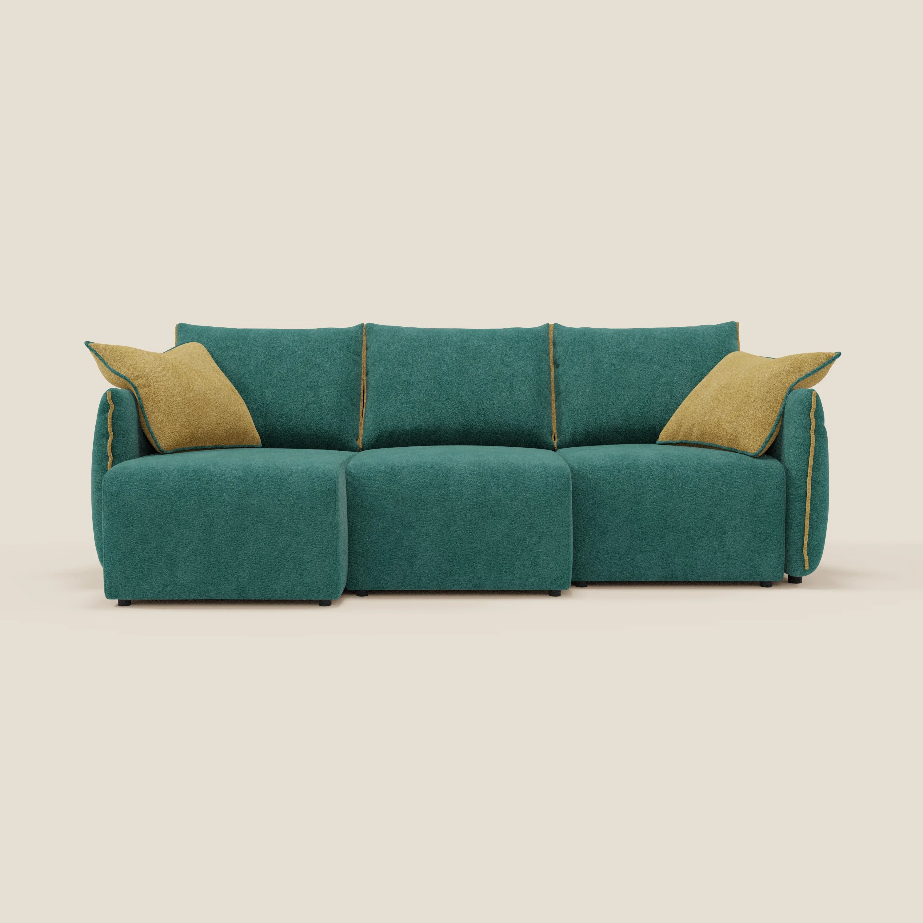 Il divano Flexar con 3 sedute di Divani.Store, in impermeabile bouclé T07 verde con schienale in piuma d'oca e accenti gialli, è caratterizzato da un design semplice e contemporaneo per il comfort e l'eleganza su un semplice sfondo beige.