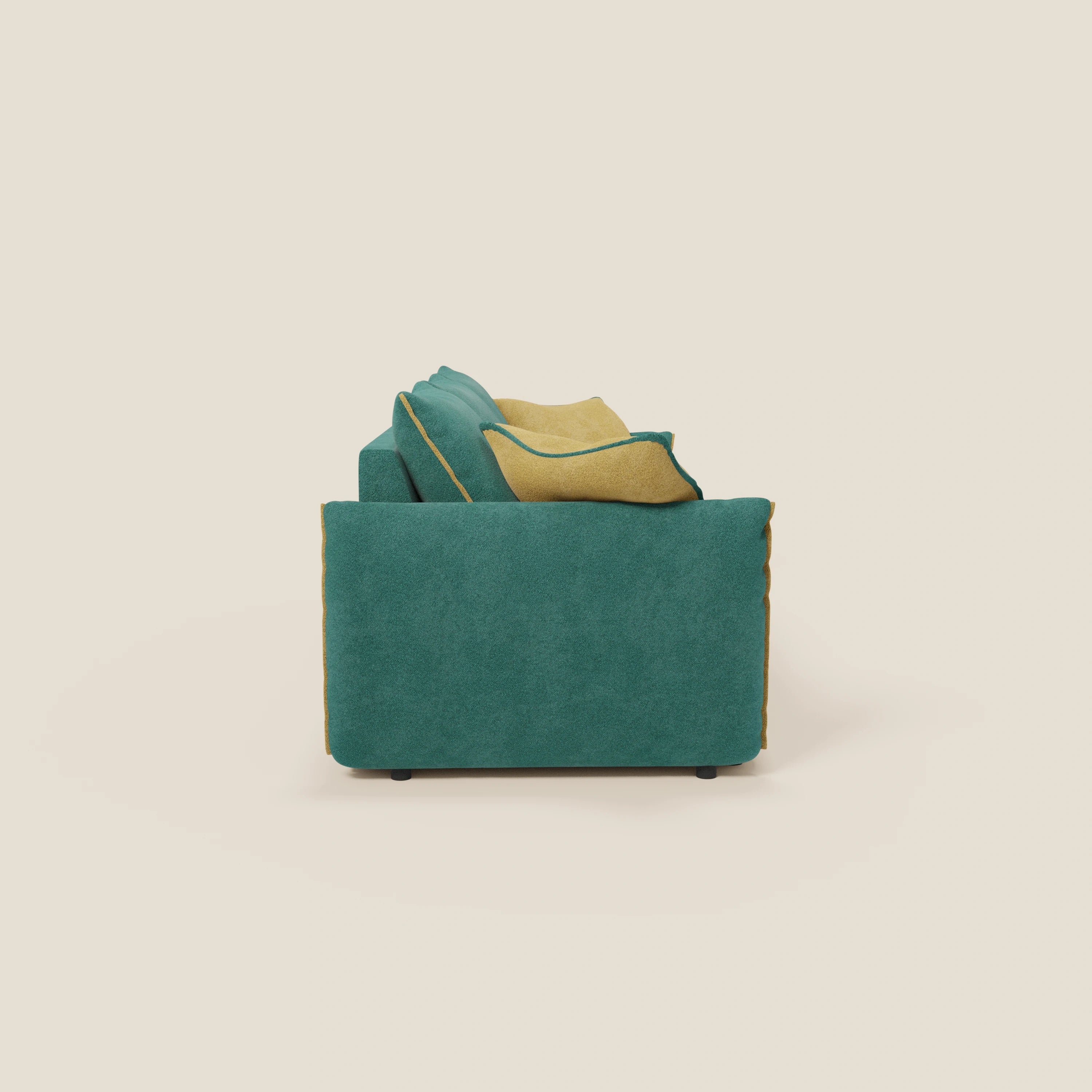 Vista laterale del divano Flexar con 3 sedute allungabili di Divani.Store, caratterizzato da bouclé impermeabile T07 in verde con accenti gialli e schienale in piuma d'oca, su uno sfondo beige chiaro per un look moderno e confortevole.
