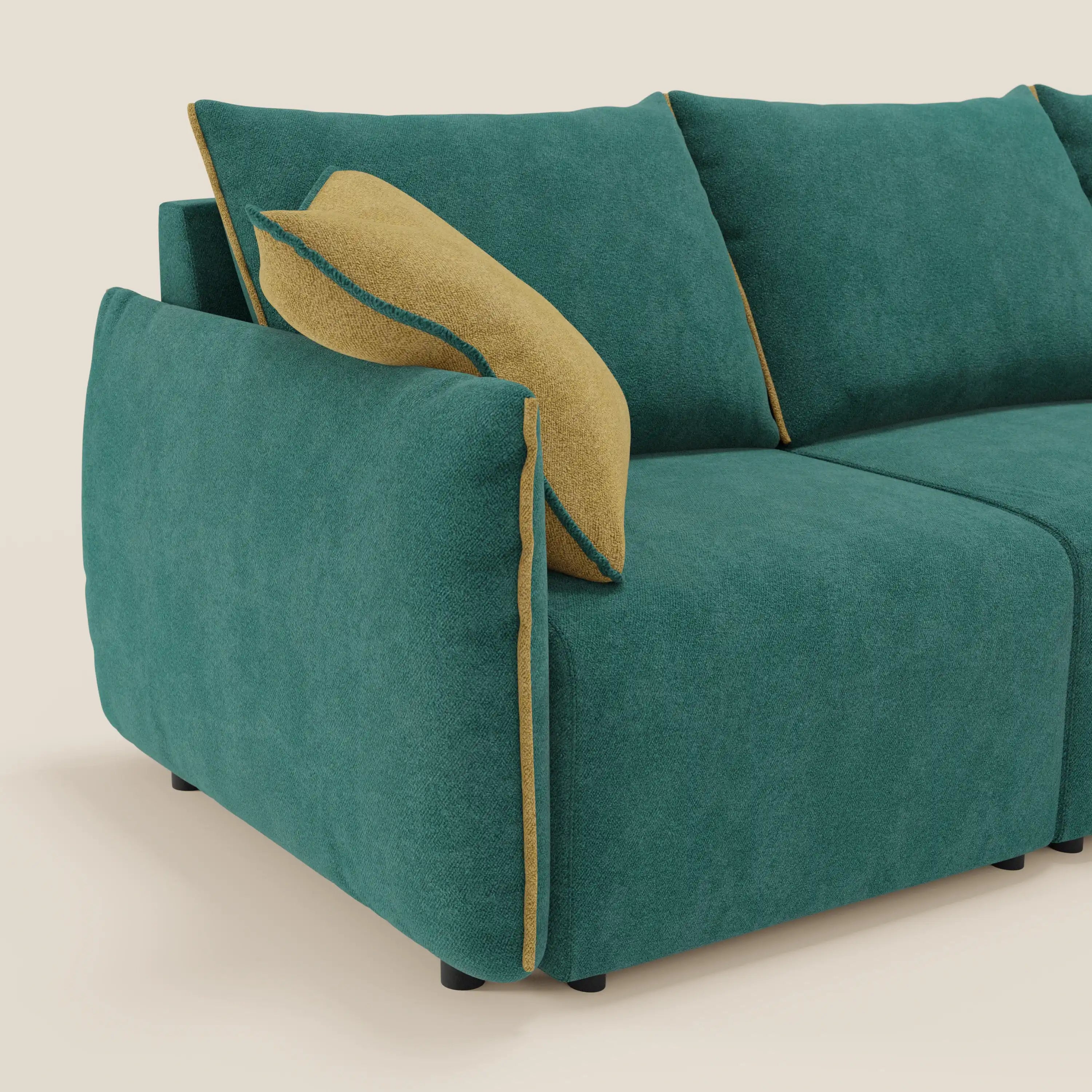 Il divano Flexar di Divani.Store è caratterizzato da 3 sedute allungabili, schienali in piuma d'oca e tessuto bouclé impermeabile T07 verde-giallo. Poggia su corte gambe nere con un cuscino senape abbinato sul bracciolo, su uno sfondo bianco sporco.