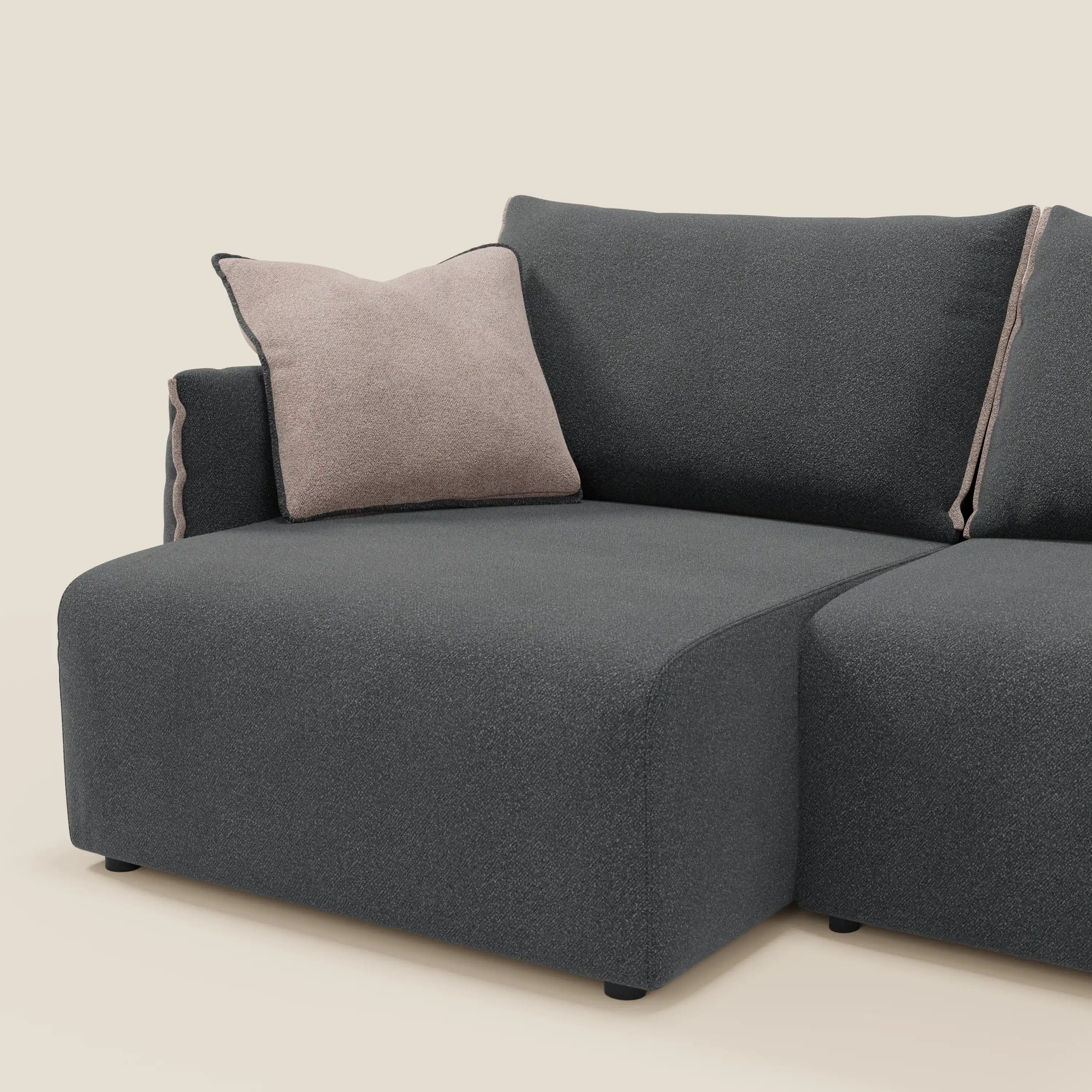 Il divano Flexar di Divani.Store è caratterizzato da sedute allungabili, schienale in piuma, e viene proposto in morbido bouclé impermeabile T07 antracite-rosa con ampi braccioli. Presentato con un cuscino beige chiaro con bordi scuri su sfondo beige.