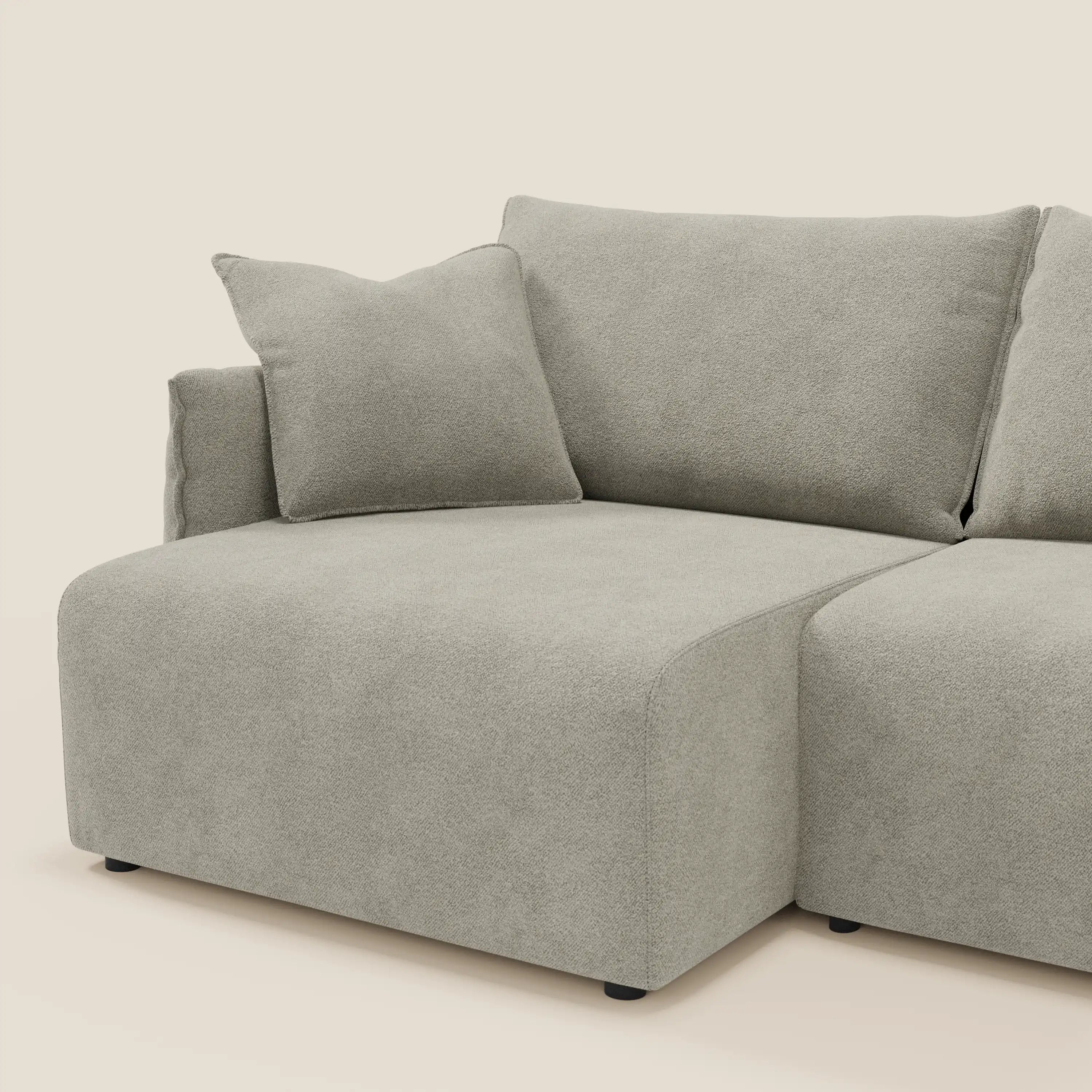 Divano moderno Flexar con sedute allungabili di Divani.Store, rivestito in morbido bouclé impermeabile T07 beige con schienale in piuma, ampi bordi arrotondati, cuscini spessi, bracciolo singolo sinistro e cuscino coordinato. Fondo bianco sporco a tinta unita.