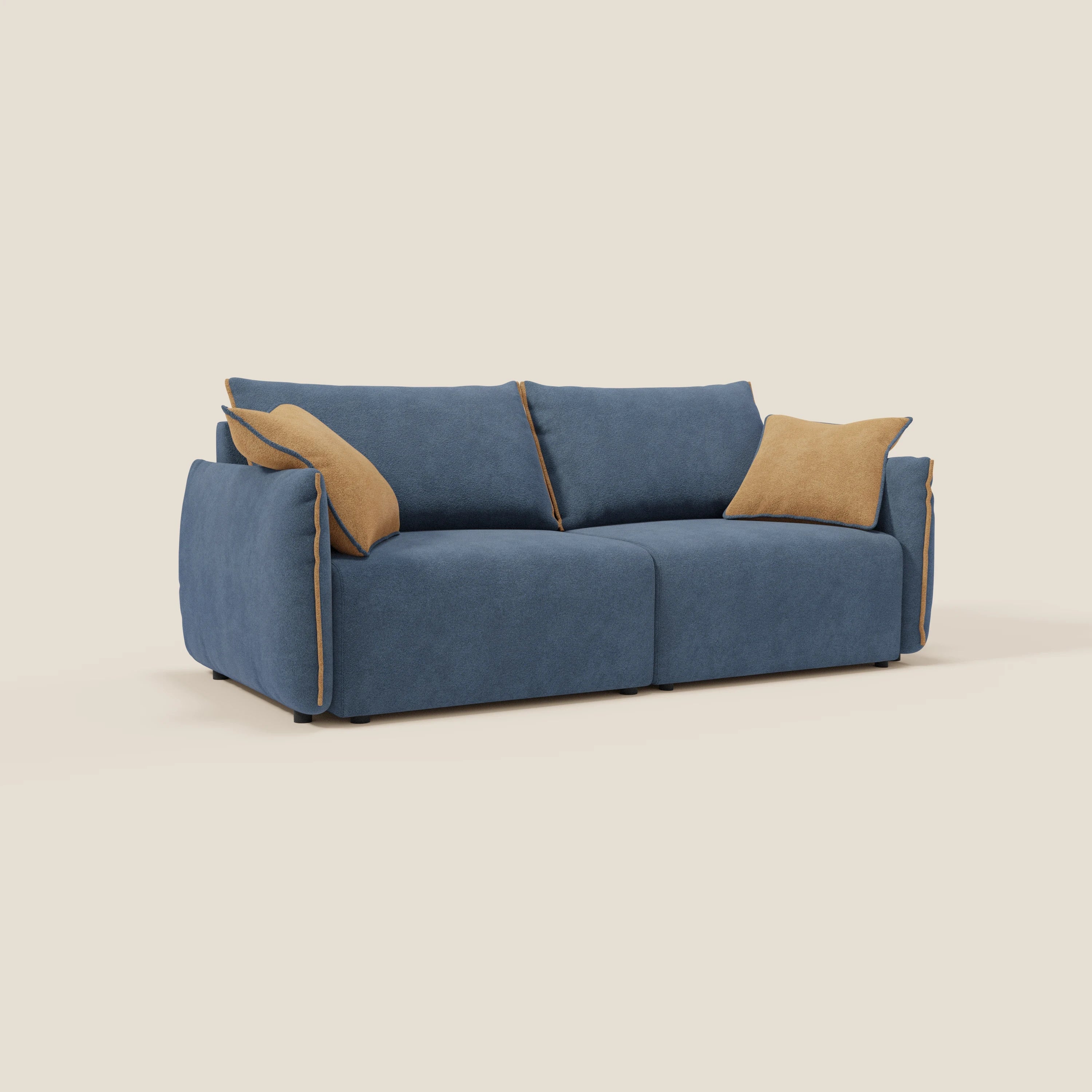 Il divano Flexar con sedute allungabili e schienale in piuma di Divani.Store è presentato in morbido bouclé impermeabile blu T07 con profili arancioni e due cuscini d'accento tan, che creano un look moderno ed elegante su uno sfondo beige.