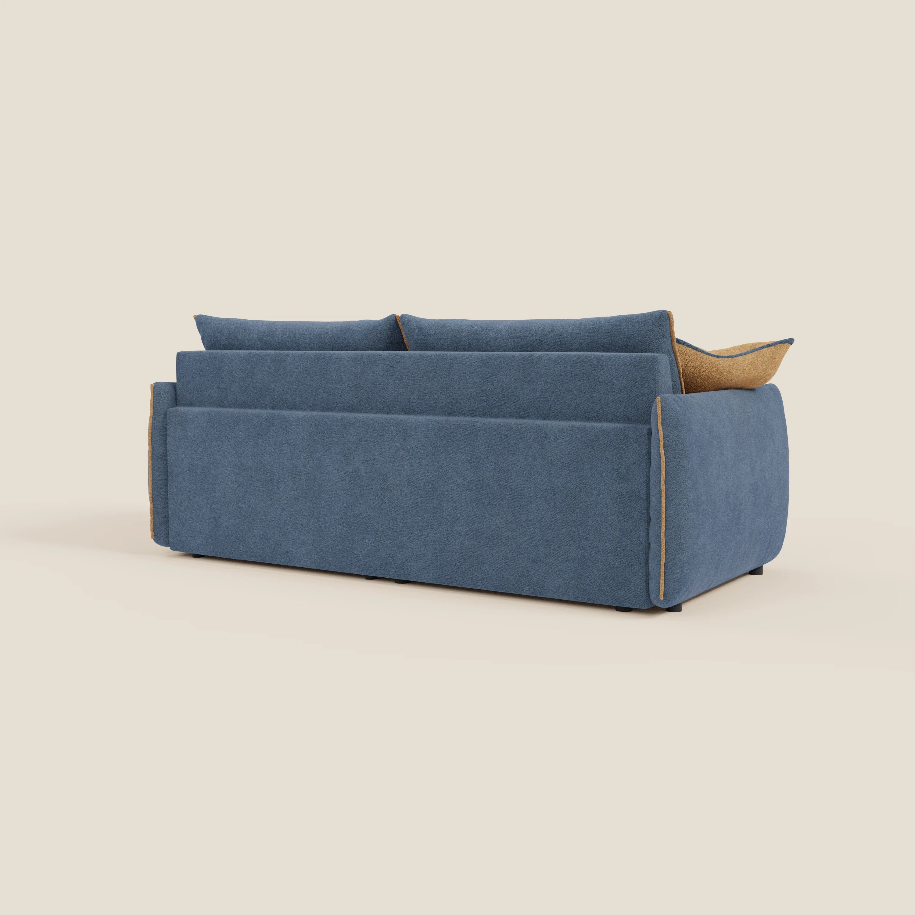 Il divano Flexar di Divani.Store è caratterizzato da sedute allungabili e schienale in piuma, rivestito in morbido bouclé impermeabile T07 blu-arancio. Presentato dal retro con linee pulite e tre grandi cuscini su uno sfondo beige chiaro.