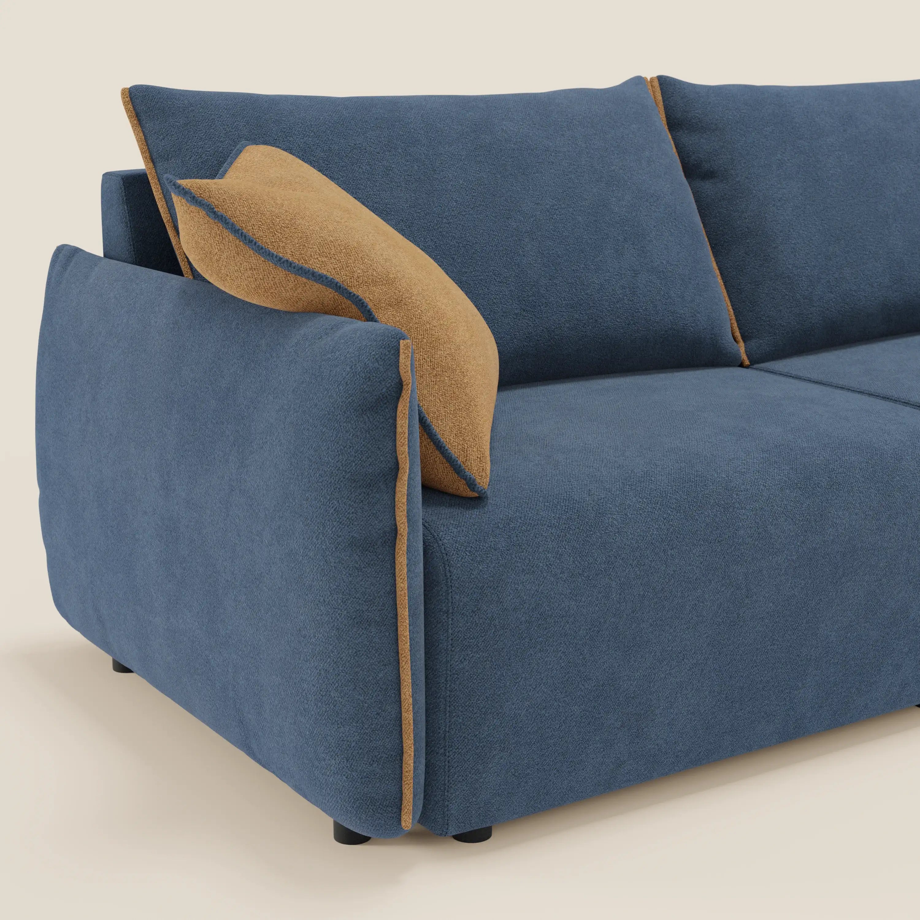 Il divano Flexar di Divani.Store è caratterizzato da sedute allungabili e schienale in piuma, rivestito in morbido bouclé impermeabile T07 blu-arancio con profili tan, cuscino in tinta e gambe corte nere su sfondo chiaro.