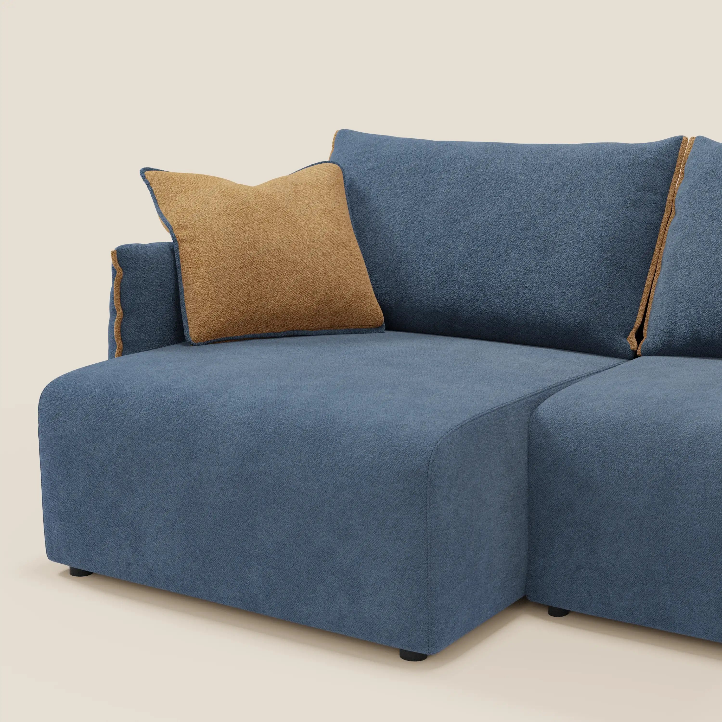 Il divano Flexar di Divani.Store è caratterizzato da sedute allungabili, schienale in piuma e morbido bouclé impermeabile T07 in blu-arancio. Presentato con piedini neri e cuscino marrone con profili blu, si distingue per il suo design pulito e minimalista.