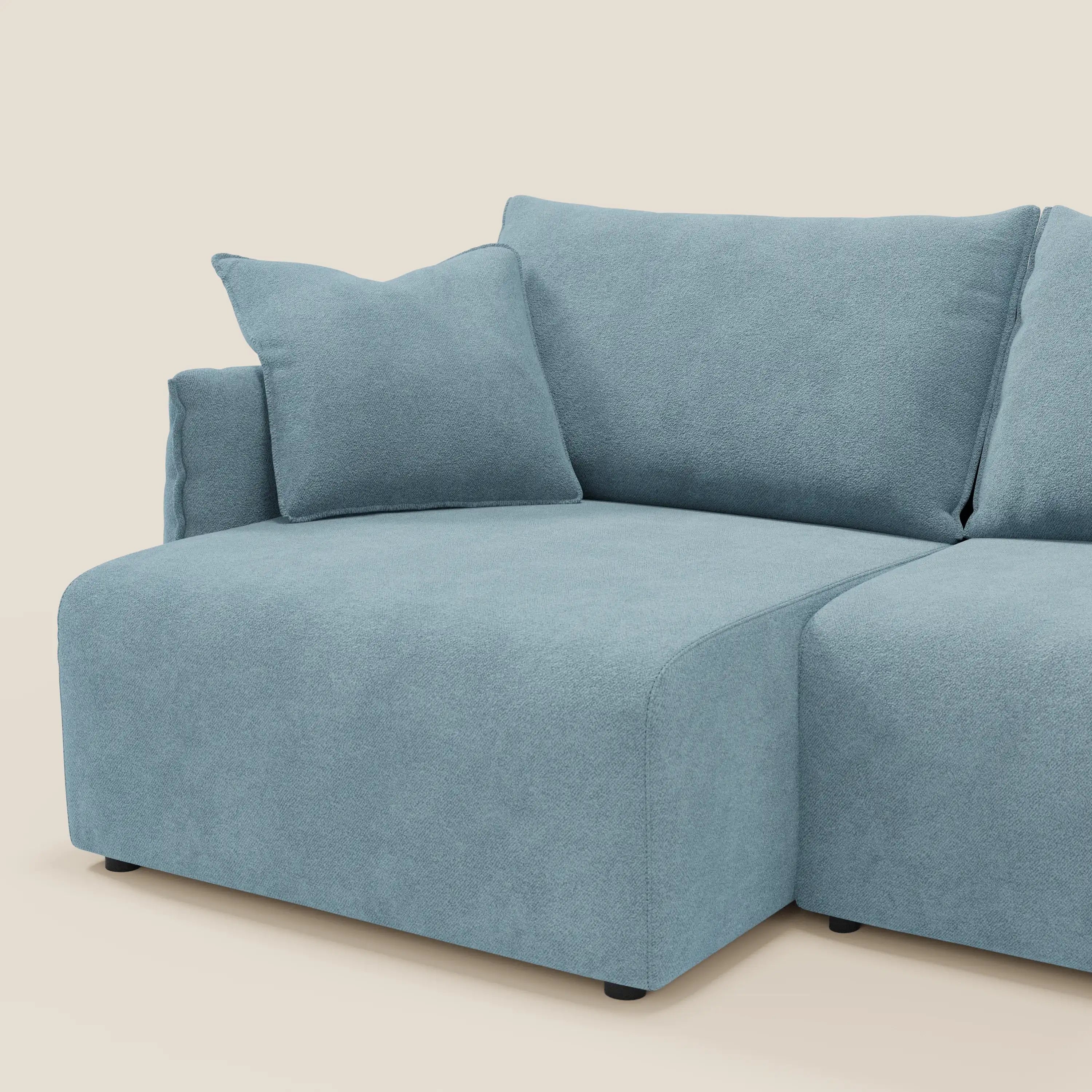 Il divano Flexar di Divani.Store è caratterizzato da sedute allungabili, uno schienale in piuma e un morbido rivestimento in bouclé T07 carta da zucchero. Il suo design moderno ha linee pulite, gambe corte e nere e uno sfondo neutro.