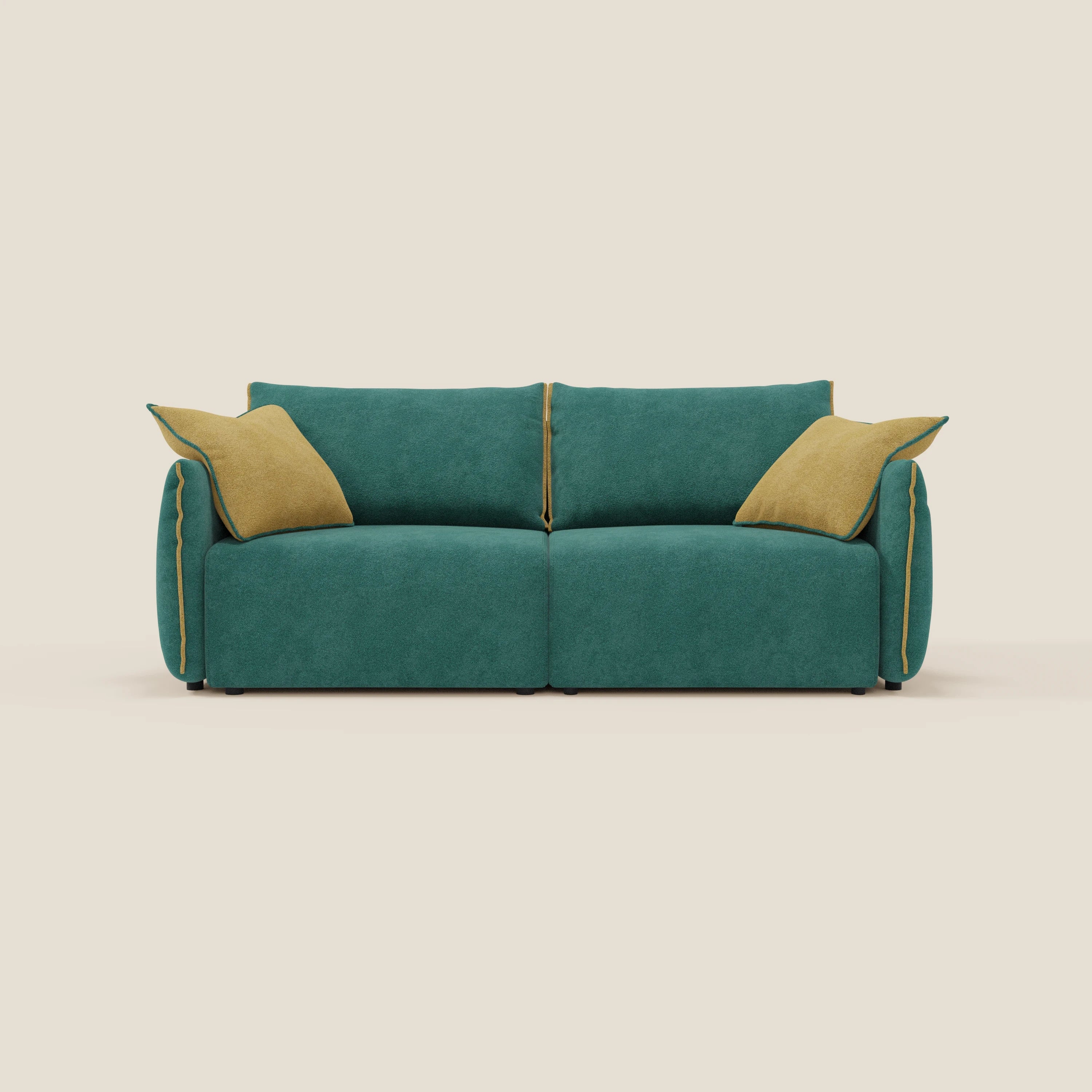 Il divano Flexar con sedute allungabili e schienale in piuma di Divani.Store è caratterizzato da un morbido bouclé idrorepellente T07 in verde-giallo, da due cuscini di seduta e schienale con profili e cuscini gialli, su uno sfondo beige tinta unita.