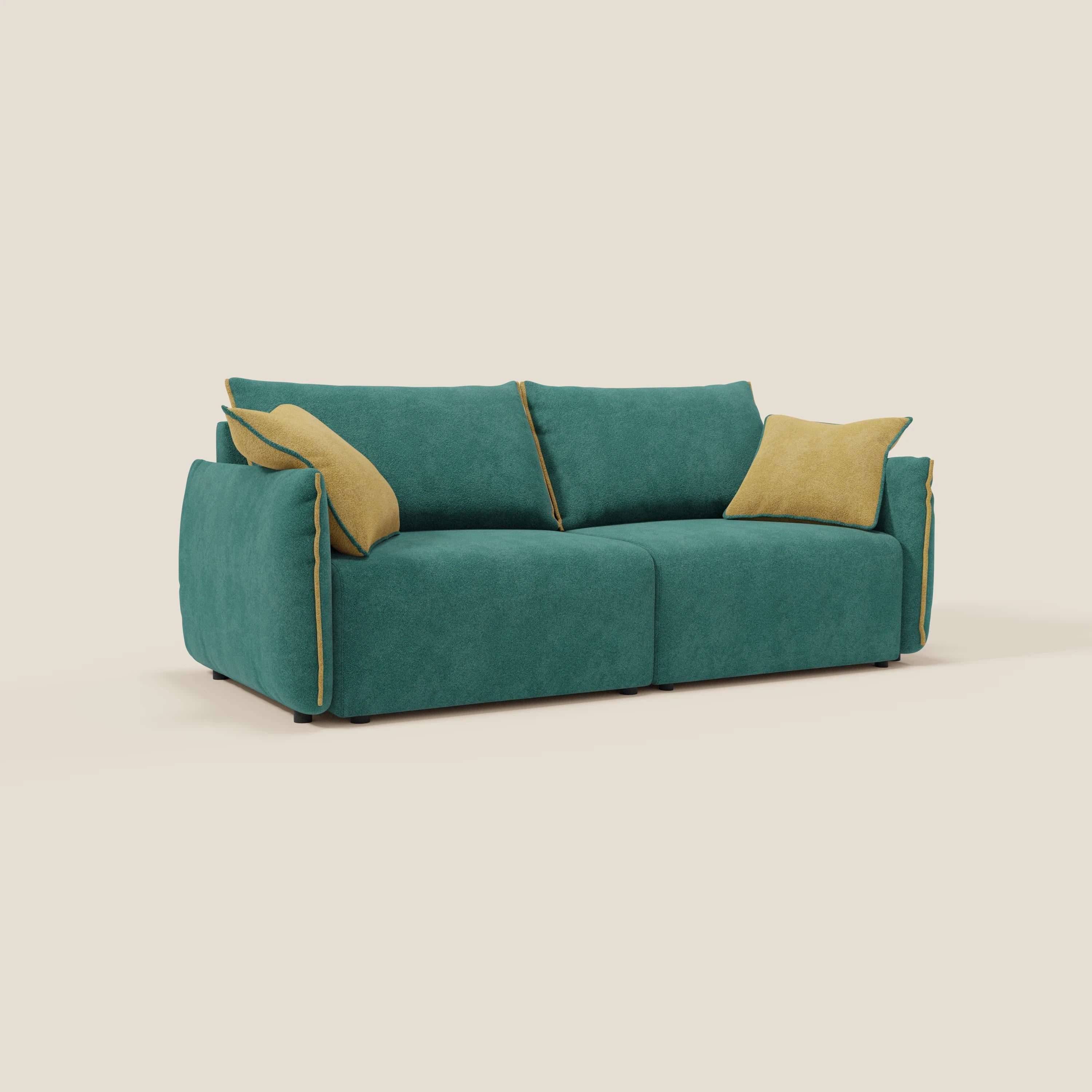 Il divano Flexar con sedute allungabili e schienale in piuma in morbido bouclé impermeabile T07 verde-giallo di Divani.Store, moderno, ha ampi braccioli, due sedute grandi e tre cuscini gialli su sfondo beige chiaro.