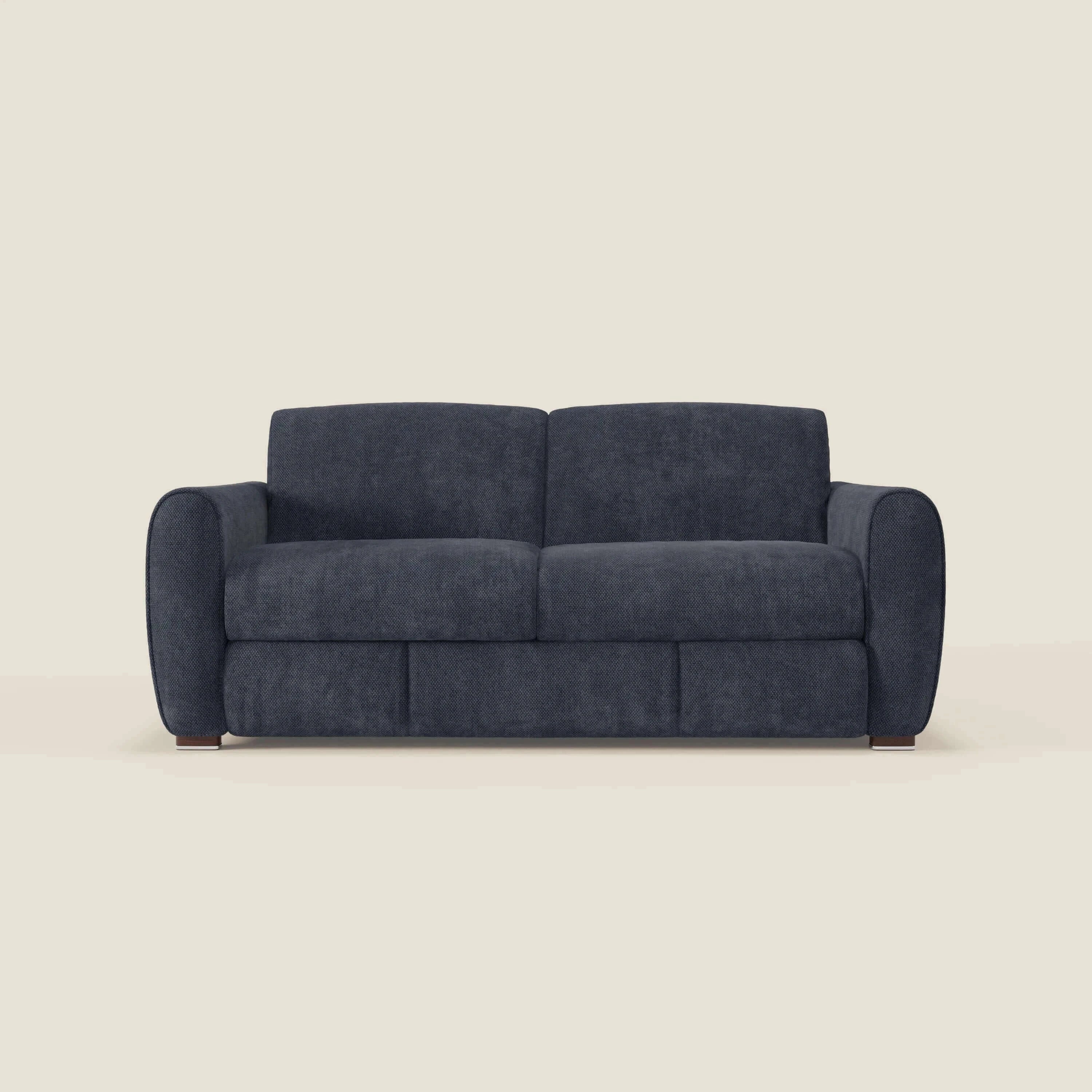 Il divano letto moderno Kaleo di Divani.Store è caratterizzato da braccioli ampi e arrotondati e da due cuscini in tessuto impermeabile T26 blu navy, con discreti piedini in legno per un look morbido e minimalista su uno sfondo beige.