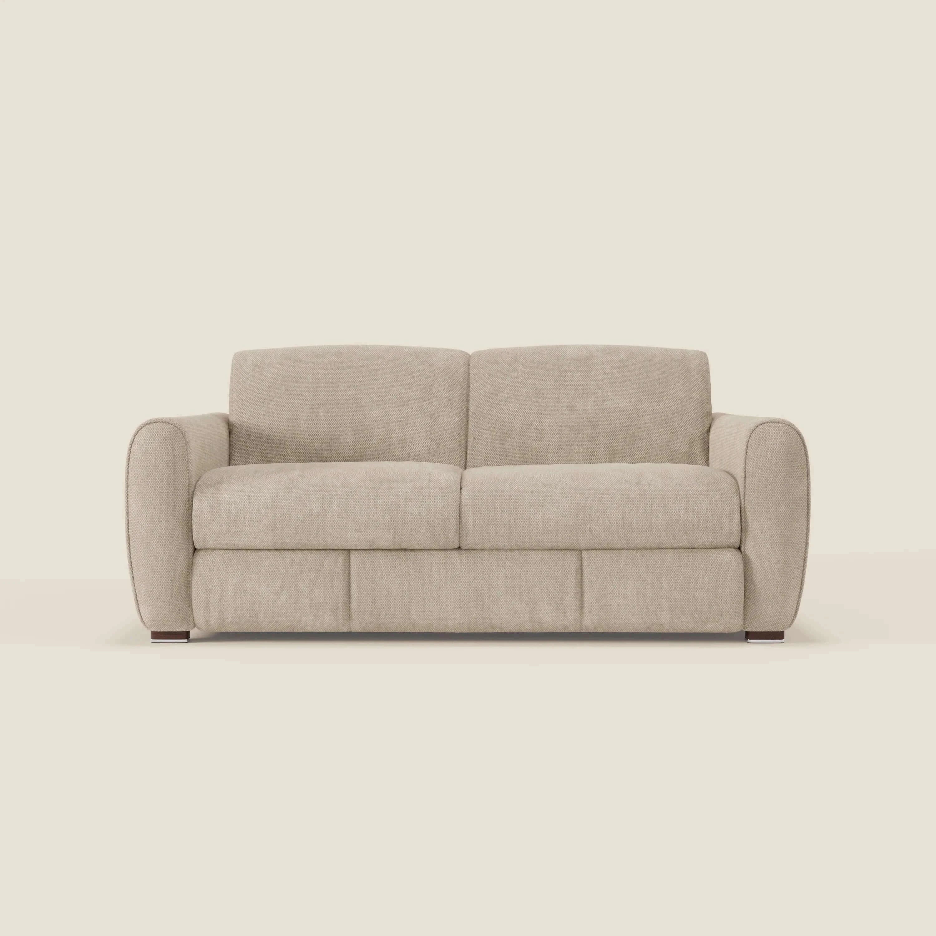 Il divano letto moderno Kaleo di Divani.Store, due posti in tessuto impermeabile T26 panna con materasso H17 cm e braccioli arrotondati, è al centro su sfondo bianco sporco. Design minimalista con cuscini morbidi per il massimo comfort.