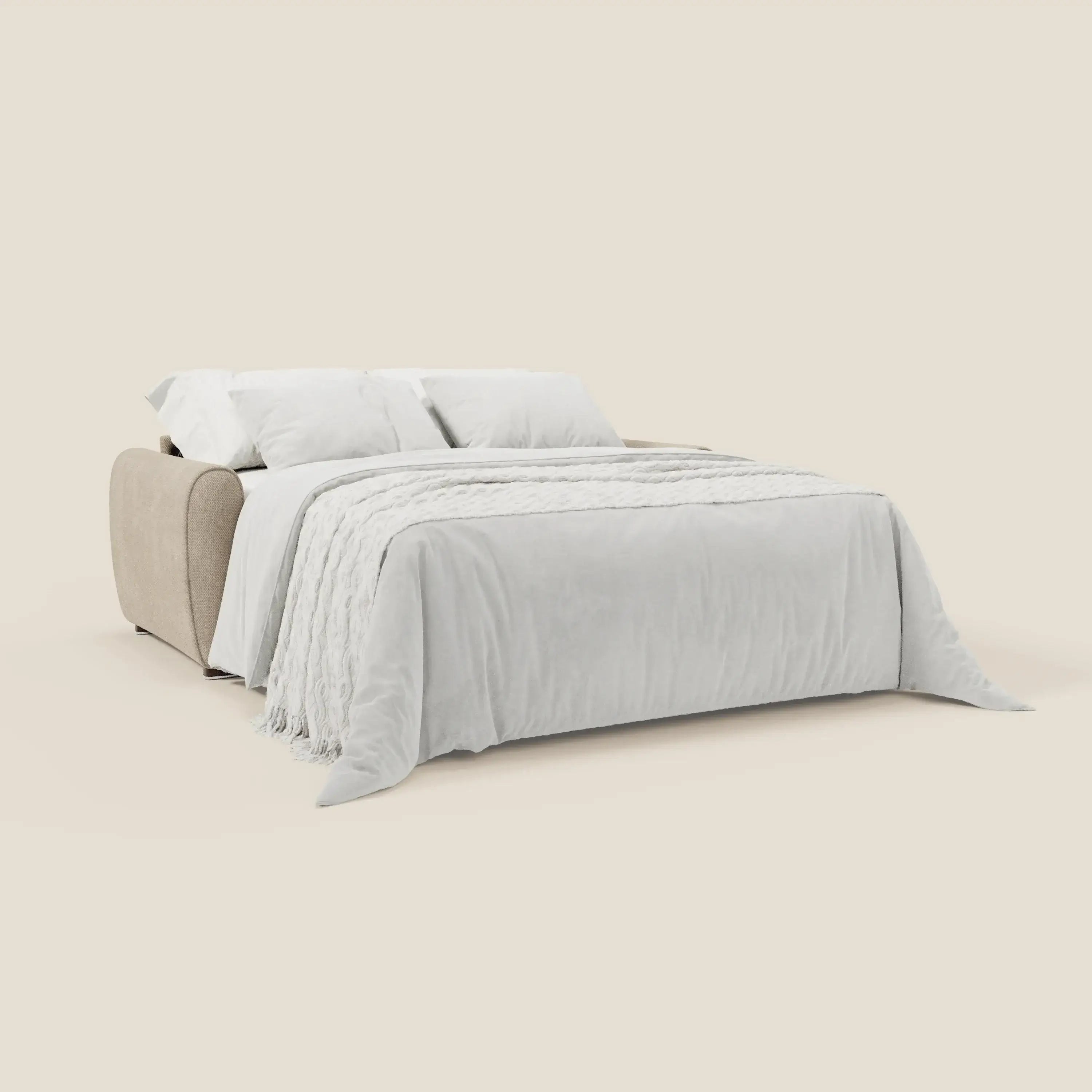 Il Kaleo Divano letto moderno di Divani.Store, in tessuto impermeabile T26 panna, è presentato dispiegato con una coperta e dei cuscini bianchi. Le sue linee slanciate e la leggera tonalità crema ne evidenziano il design minimale e contemporaneo su uno sfondo semplice.