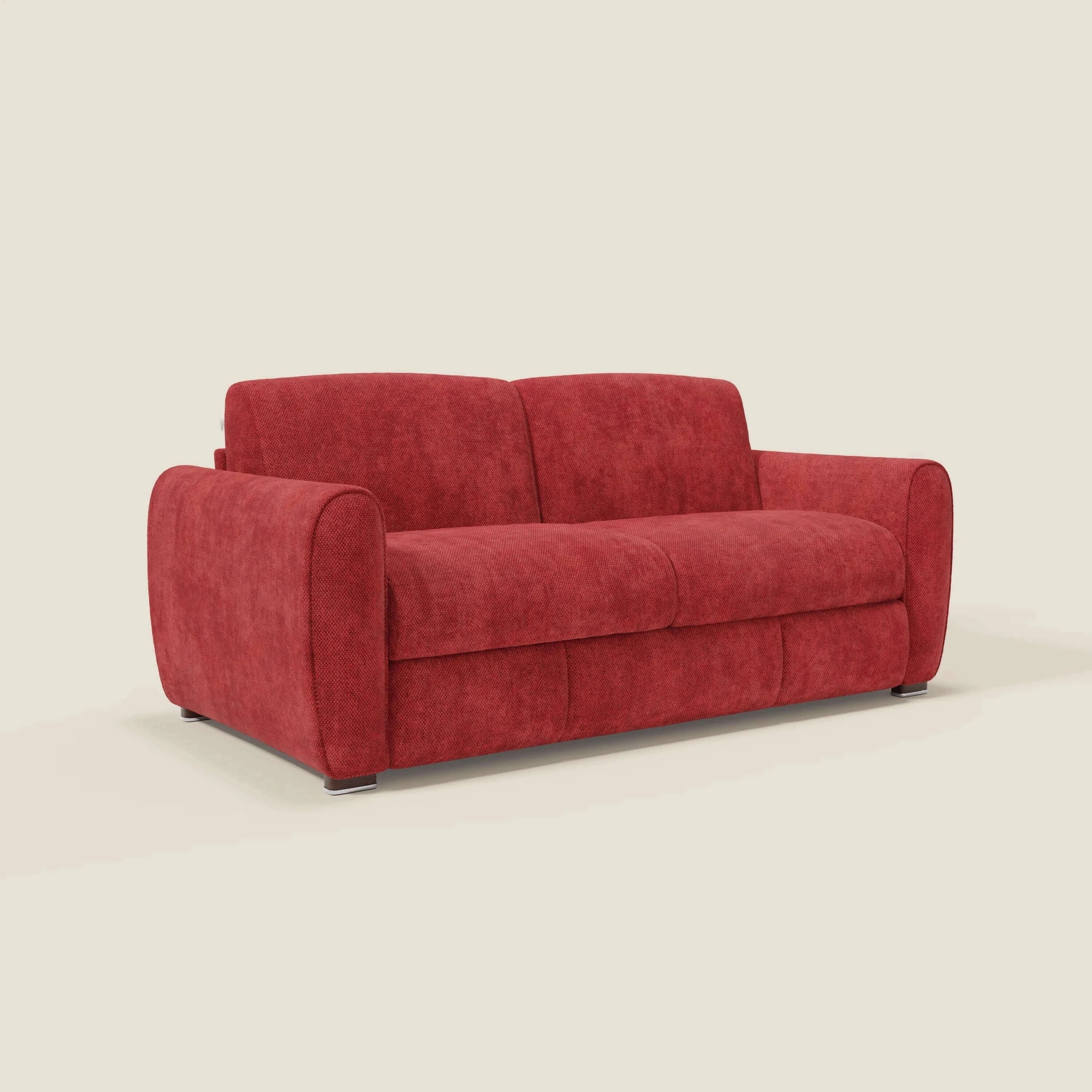 Il Kaleo Divano letto moderno di Divani.Store è caratterizzato da un vivace tessuto impermeabile rosso T26, da cuscini in feltro, da braccioli arrotondati e da gambe corte e squadrate. Il suo design contemporaneo combina stile e comfort, su uno sfondo bianco sporco.