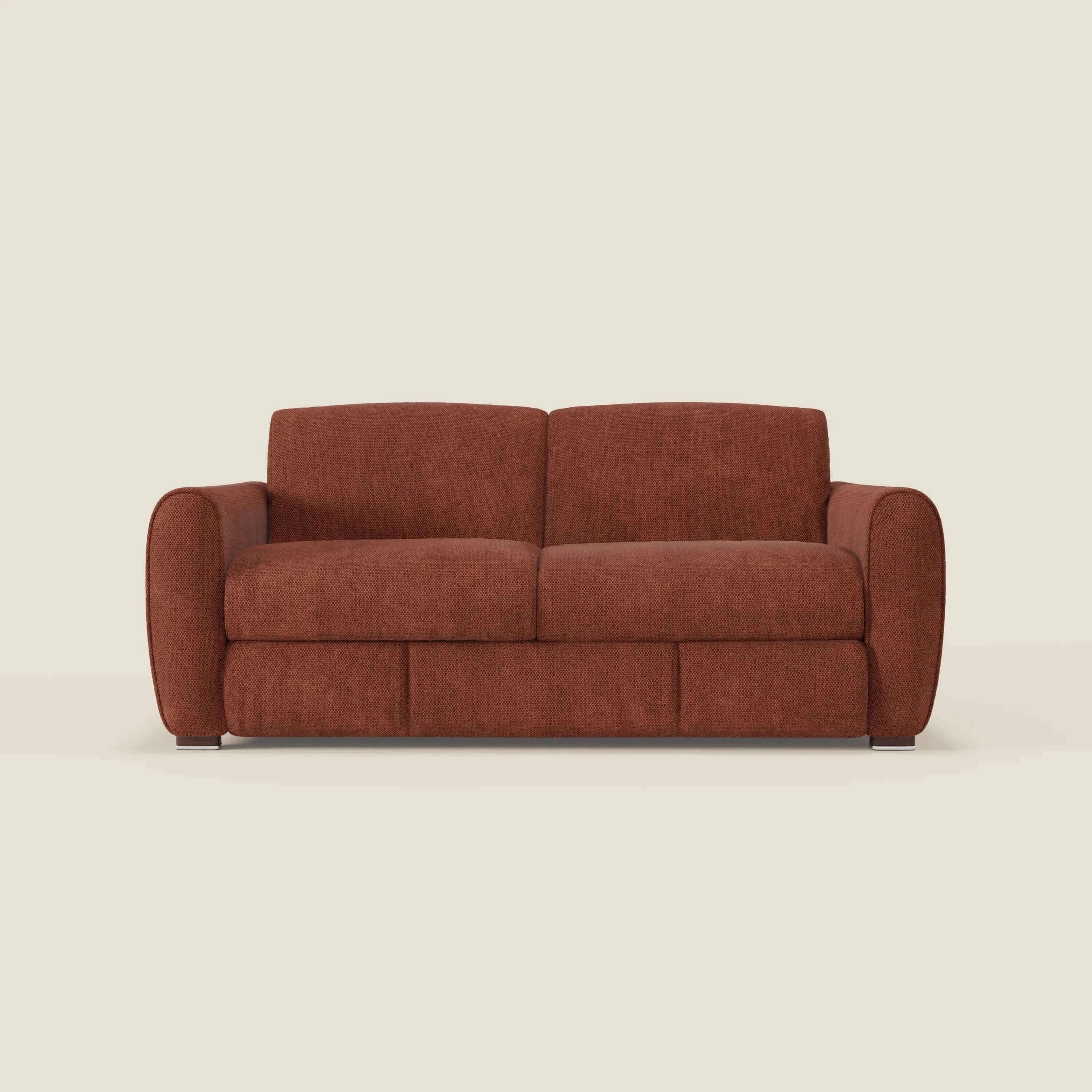 Il Kaleo Divano letto moderno di Divani.Store, in tessuto impermeabile T26 arancione ruggine, è caratterizzato da cuscini rettangolari in feltro, braccioli arrotondati, materasso H17 cm ad alta densità e design minimalista su sfondo beige.