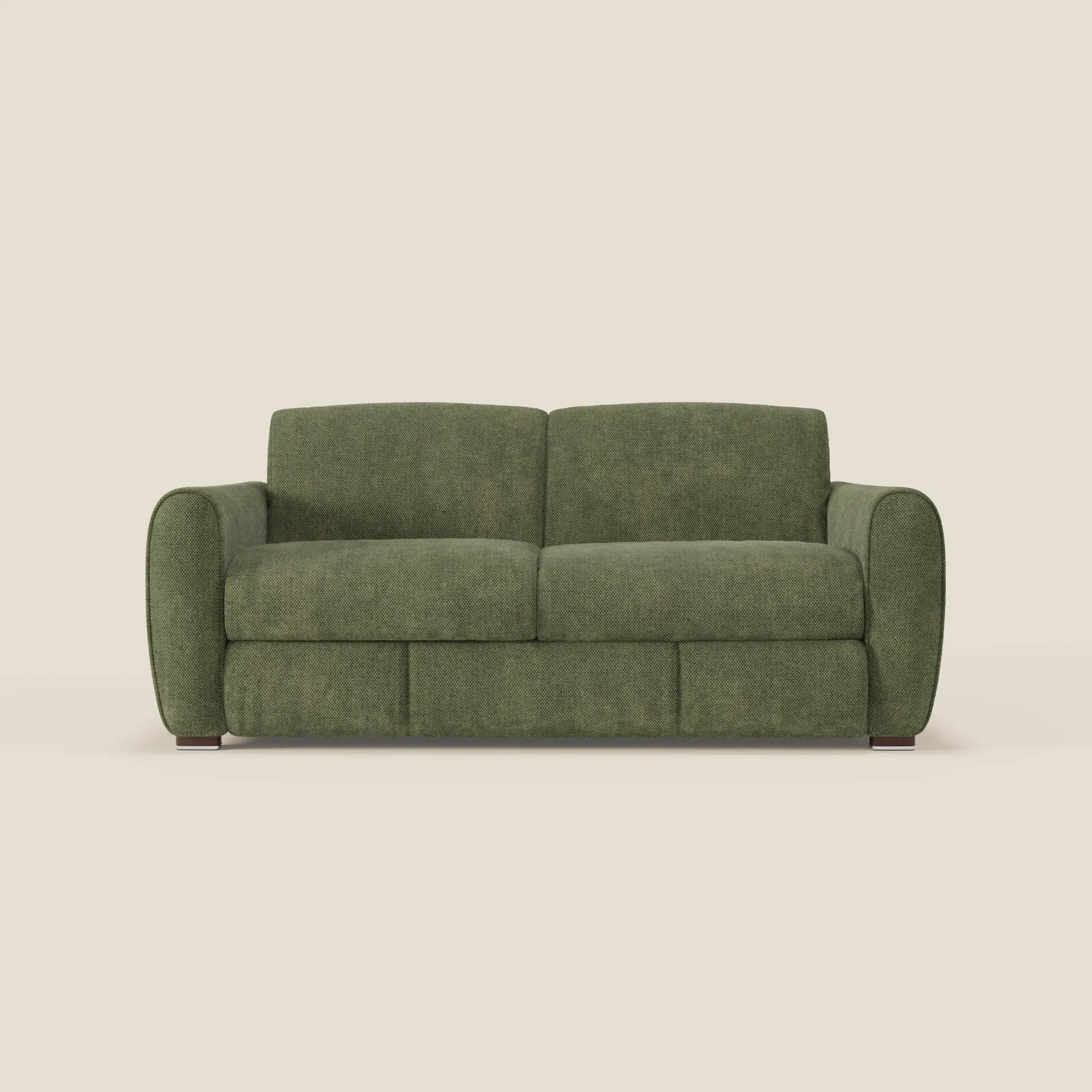 Il divano letto moderno Kaleo di Divani.Store è un divano verde a due posti con cuscini in tessuto, braccioli arrotondati e piedi in legno scuro. Rivestito in tessuto raffinato impermeabile T26 verde muschio, ha un design contemporaneo e un materasso di H17 cm.