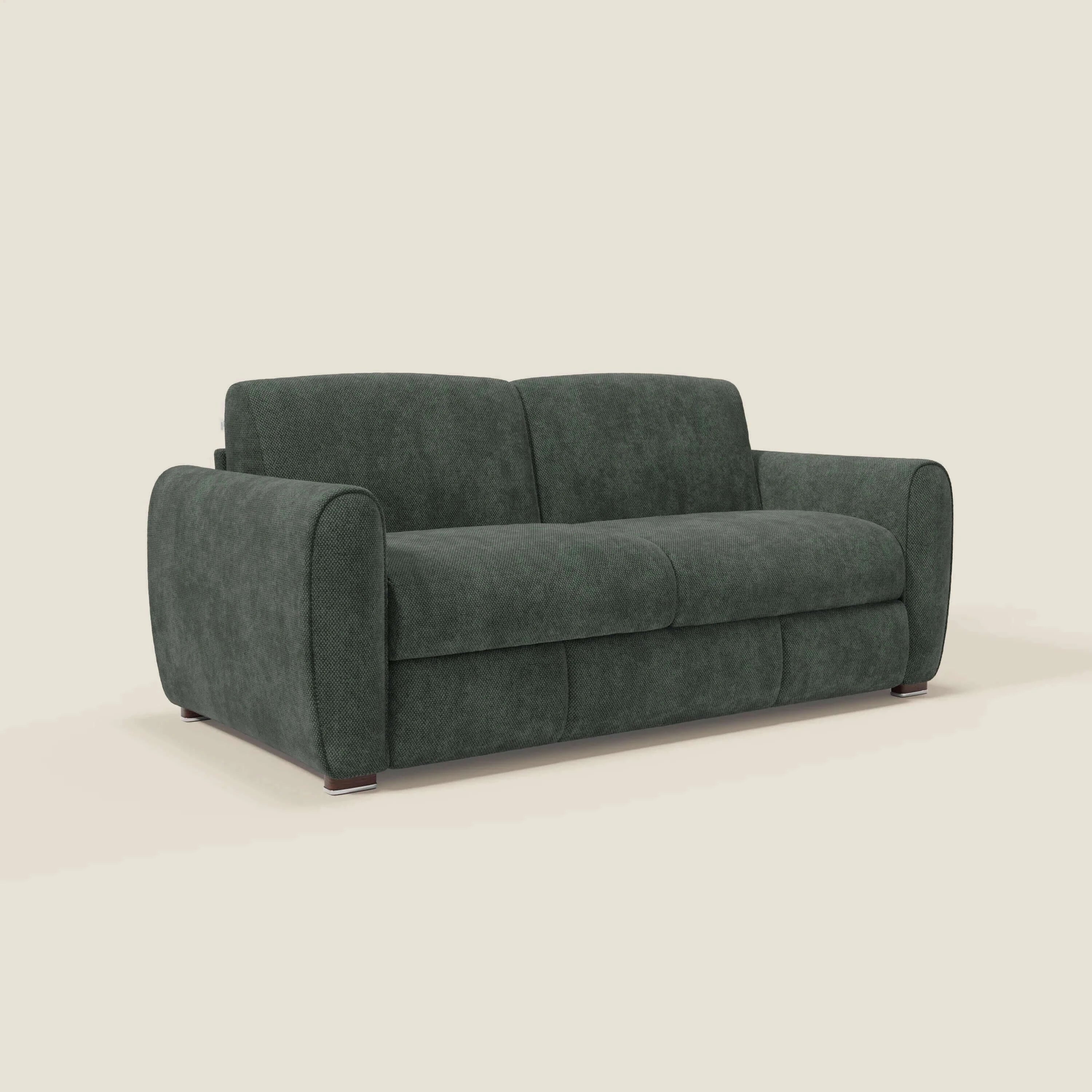 Il divano letto moderno Kaleo di Divani.Store, in tessuto impermeabile T26 verde oliva, è caratterizzato da un materasso ad alta densità H17 cm, cuscini di seduta e di schienale in feltro, piedini corti in legno, braccioli arrotondati e un design minimalista.