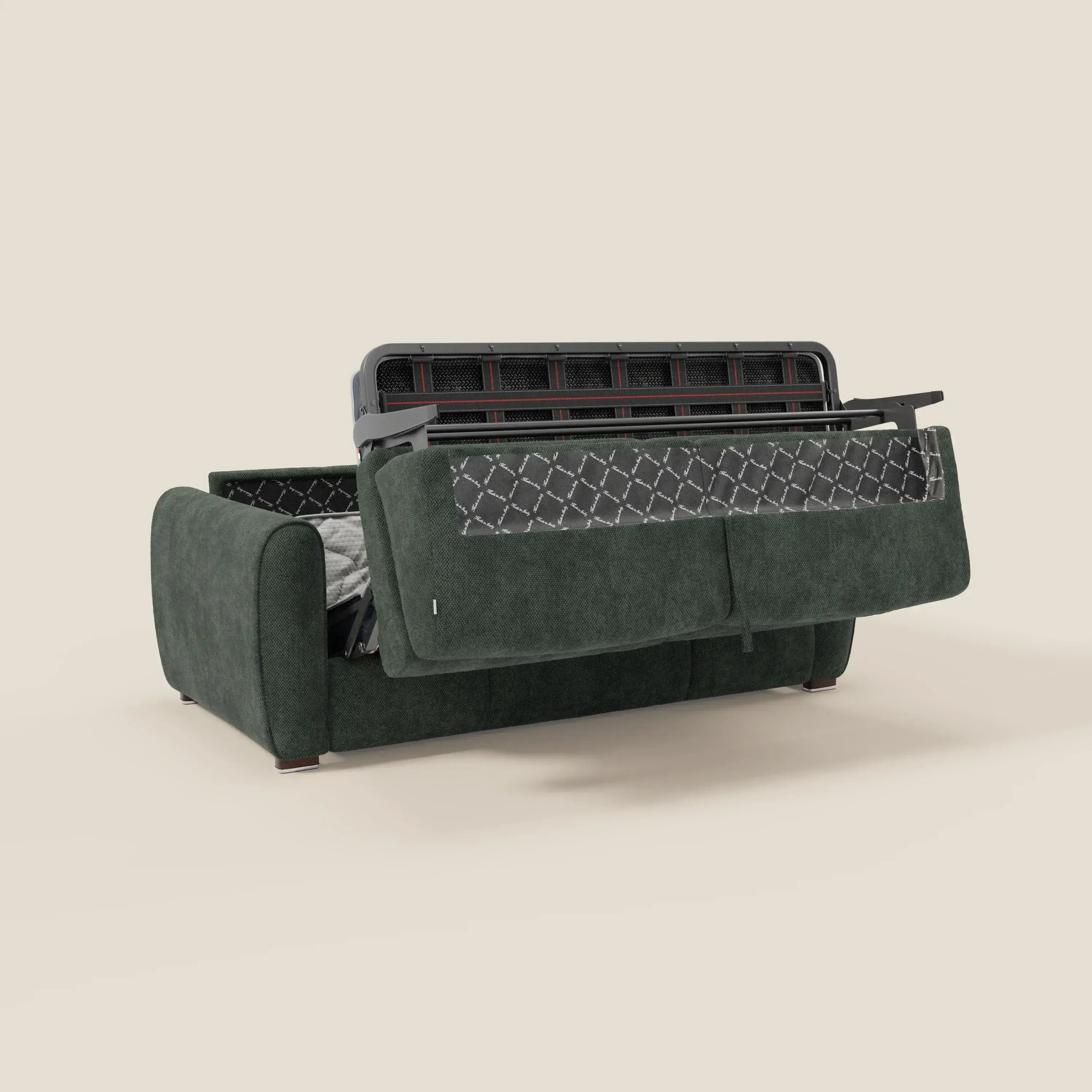 Il Kaleo Divano letto moderno di Divani.Store, in tessuto impermeabile T26 verde oliva, è caratterizzato da una seduta e uno schienale sollevabili che consentono di riporre una fodera nera trapuntata e delle coperte. Il suo design contemporaneo si staglia su uno sfondo beige chiaro.