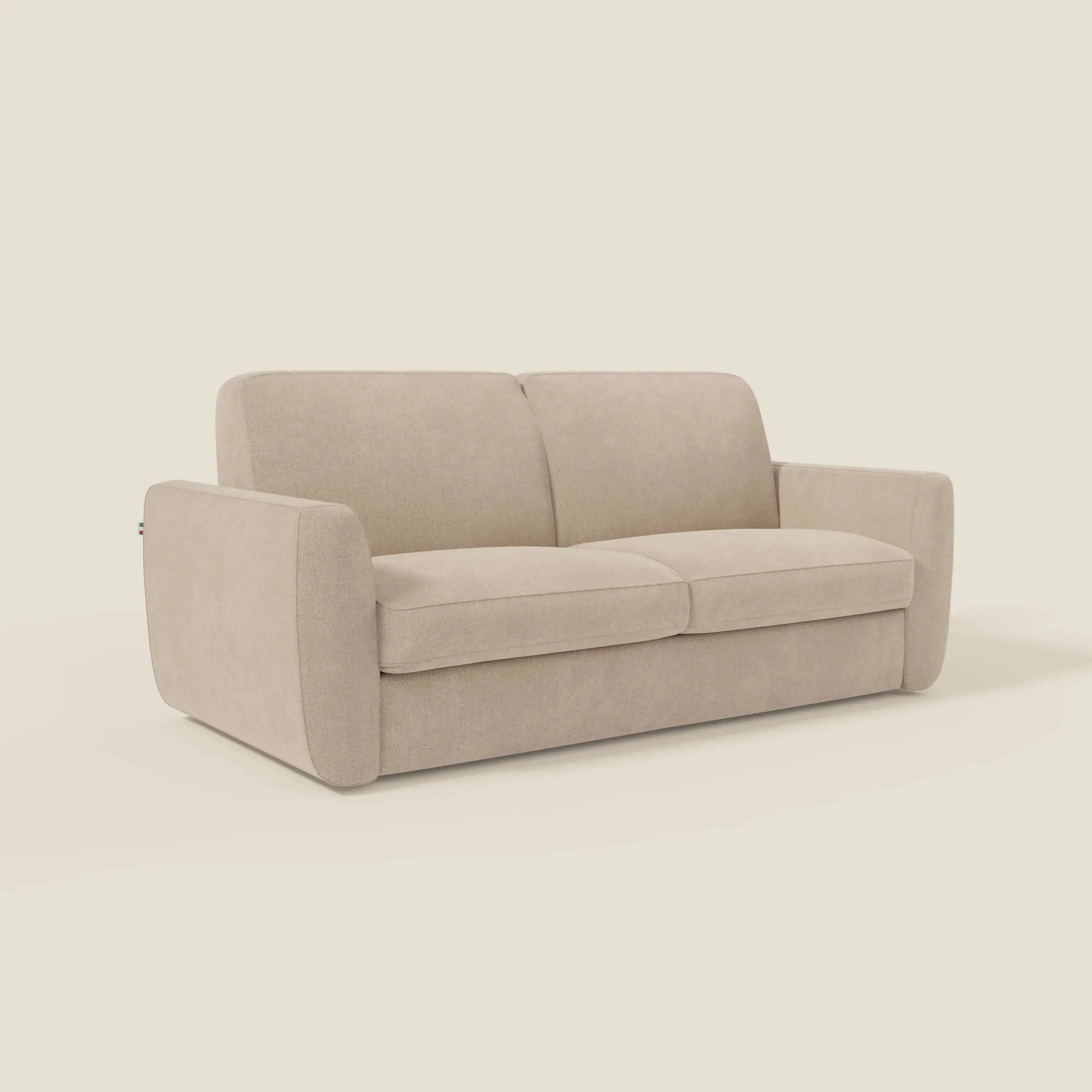 Il divano letto sfoderabile Leonida di Divani.Store è caratterizzato da un tessuto Smacchiabile T23 beige, ampi braccioli imbottiti, due cuscini di seduta, materasso ad alta densità H18 cm, vano porta cuscini e una forma squadrata minimalista con bordi arrotondati.
