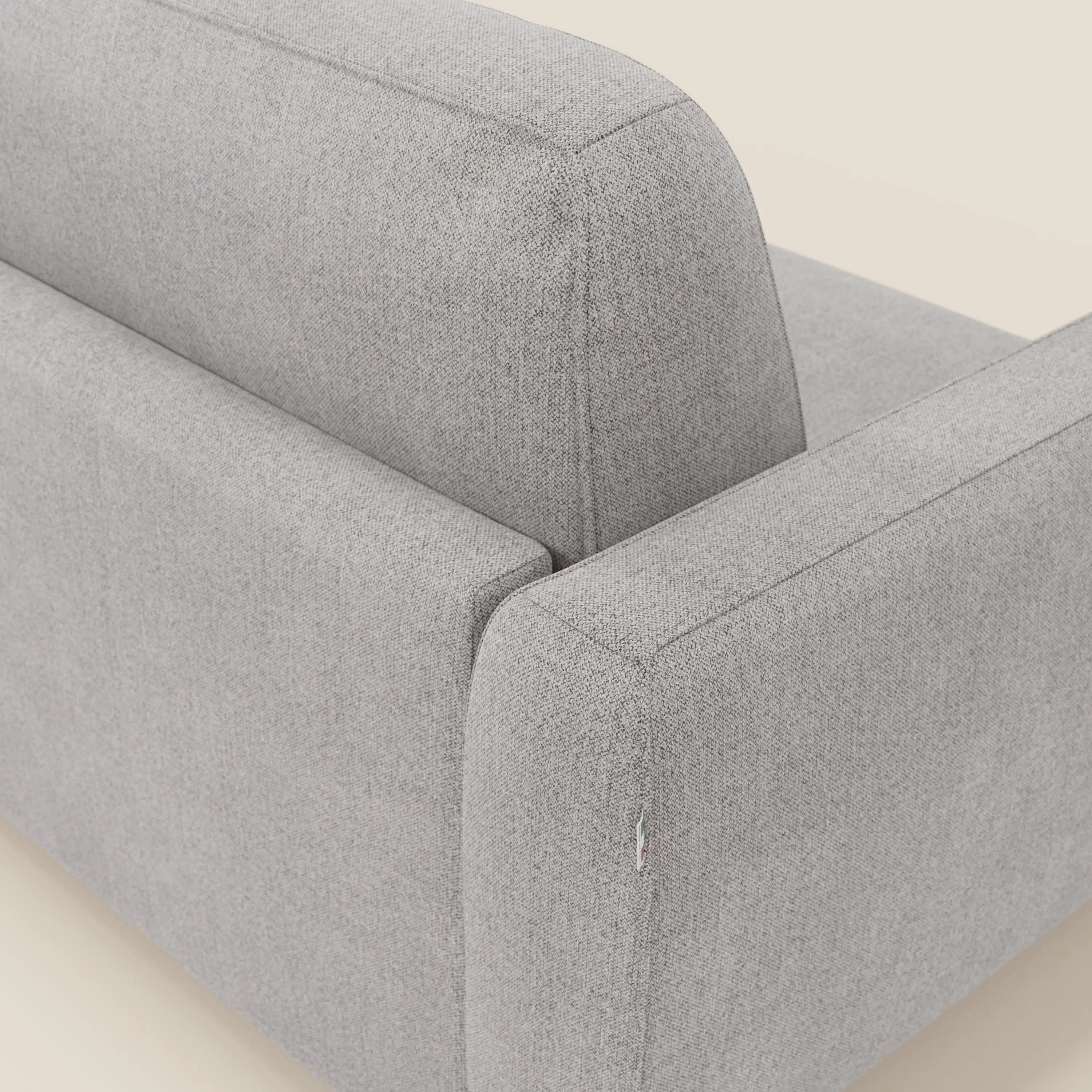 Primo piano del divano letto sfoderabile Leonida di Divani.Store in grigio Smacchiabile T23, caratterizzato da un design moderno con linee pulite, cuciture sottili, tessuto liscio e materasso H18 cm: uno stile contemporaneo su uno sfondo bianco sporco.