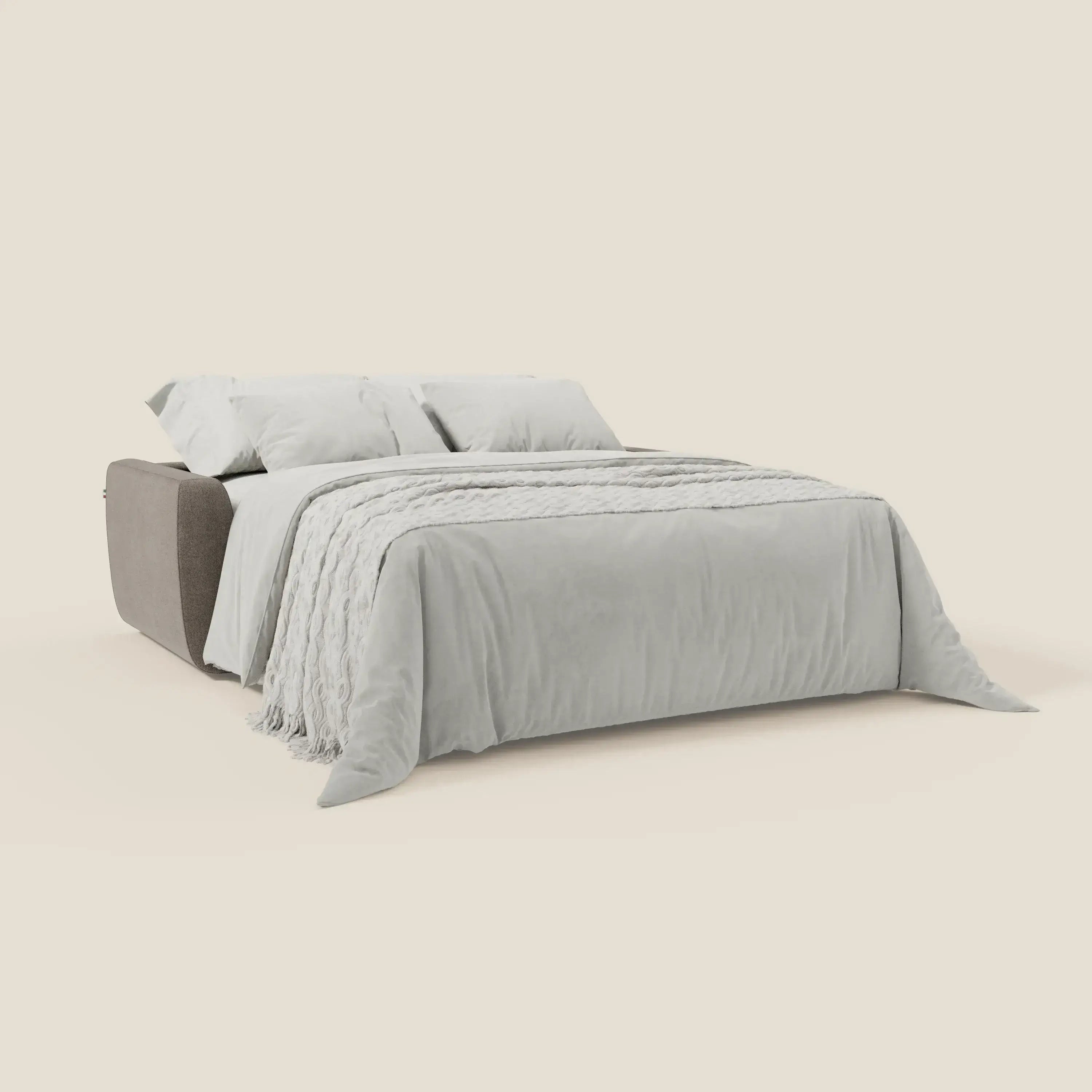 Il divano letto sfoderabile Leonida di Divani.Store è caratterizzato da tessuto Smacchiabile T23 talpa, materasso H18 cm ad alta densità, vano portaguanciali, e viene fornito con un piumone grigio chiaro, cuscini coordinati e una morbida coperta strutturata.