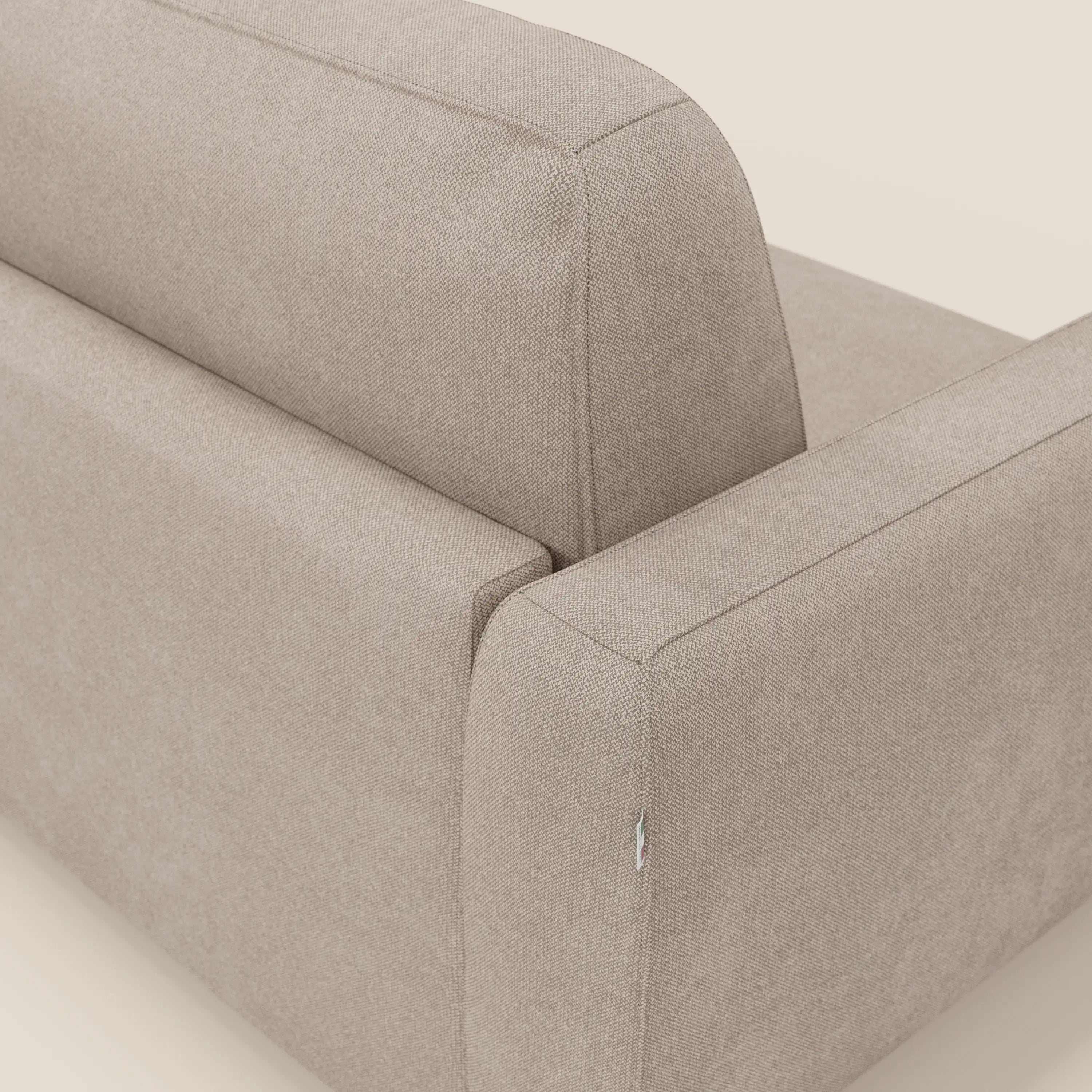 Un primo piano del divano letto sfoderabile Leonida di Divani.Store ne rivela le linee pulite, le cuciture strette, il meccanismo acciaio rinforzato e il tessuto smacchiabile T23 tortora dalla trama sottile. Le caratteristiche includono un materasso H18 cm e un vano portaguanciali.
