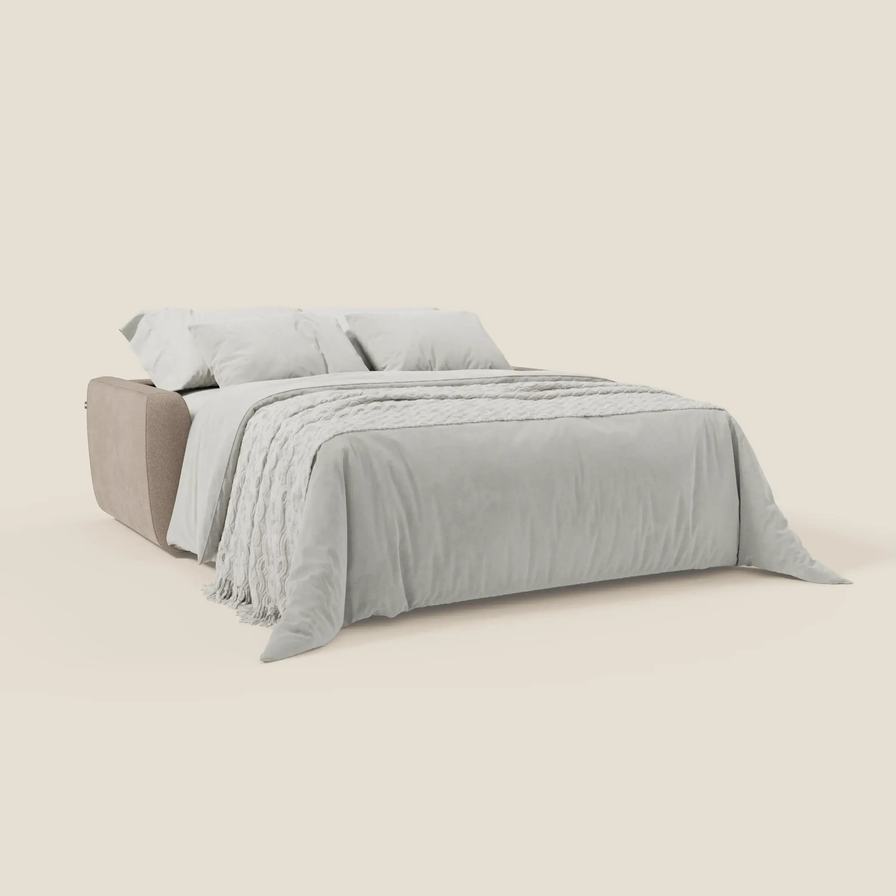 Il divano letto sfoderabile Leonida di Divani.Store è caratterizzato da un tessuto Smacchiabile T23 tortora, un materasso H18 cm, un vano portaguanciali e un'elegante cornice beige per un look moderno e accogliente in un ambiente chiaro.