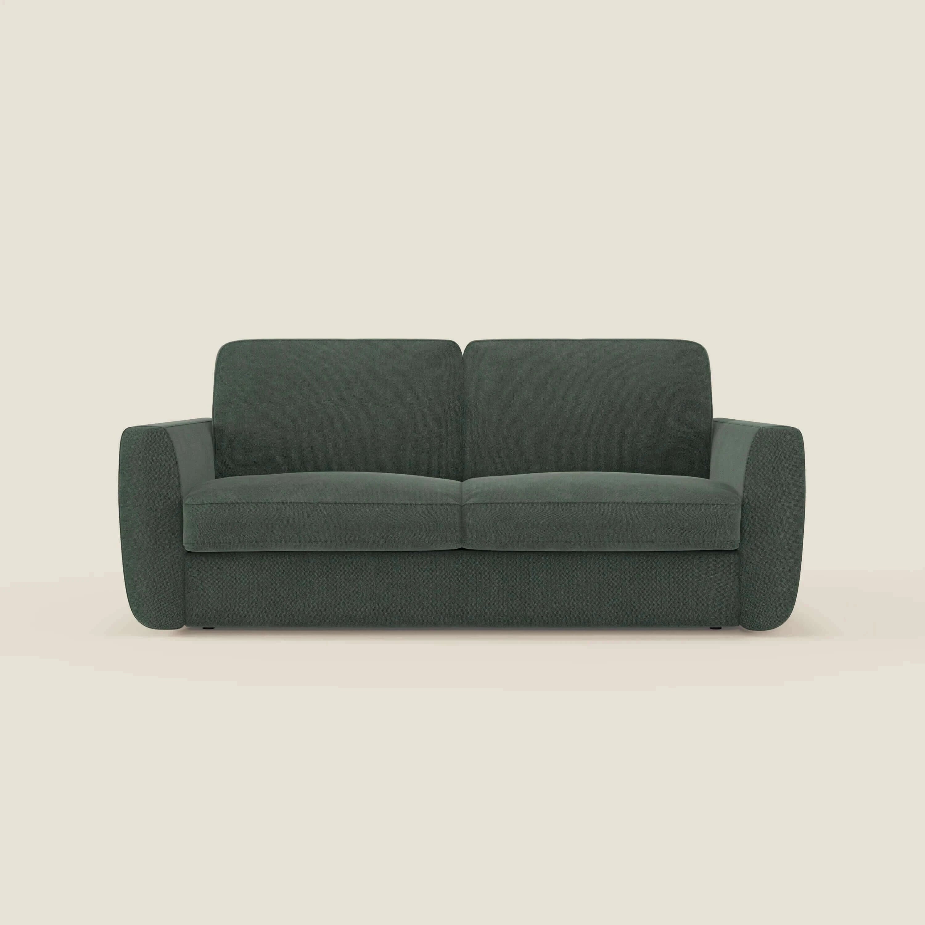 Il divano letto sfoderabile Leonida di Divani.Store è caratterizzato da tessuto smacchiabile T23 verde, materasso ad alta densità H18 cm, due cuscini per seduta e schienale, braccioli arrotondati e vano portaguanciali per uno stile elegante e contemporaneo.