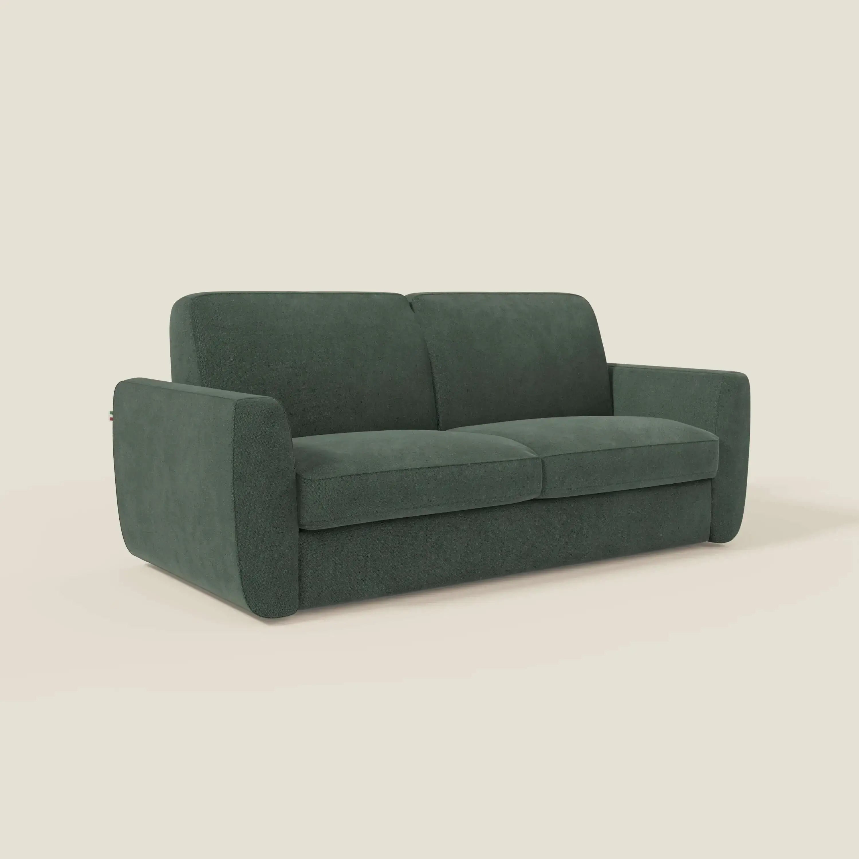 Il divano letto sfoderabile Leonida di Divani.Store in smacchiabile T23 verde è caratterizzato da un design moderno, braccioli arrotondati, due cuscini di seduta, meccanismo in acciaio rinforzato, materasso H18 cm e vano contenitore, su uno sfondo bianco sporco.