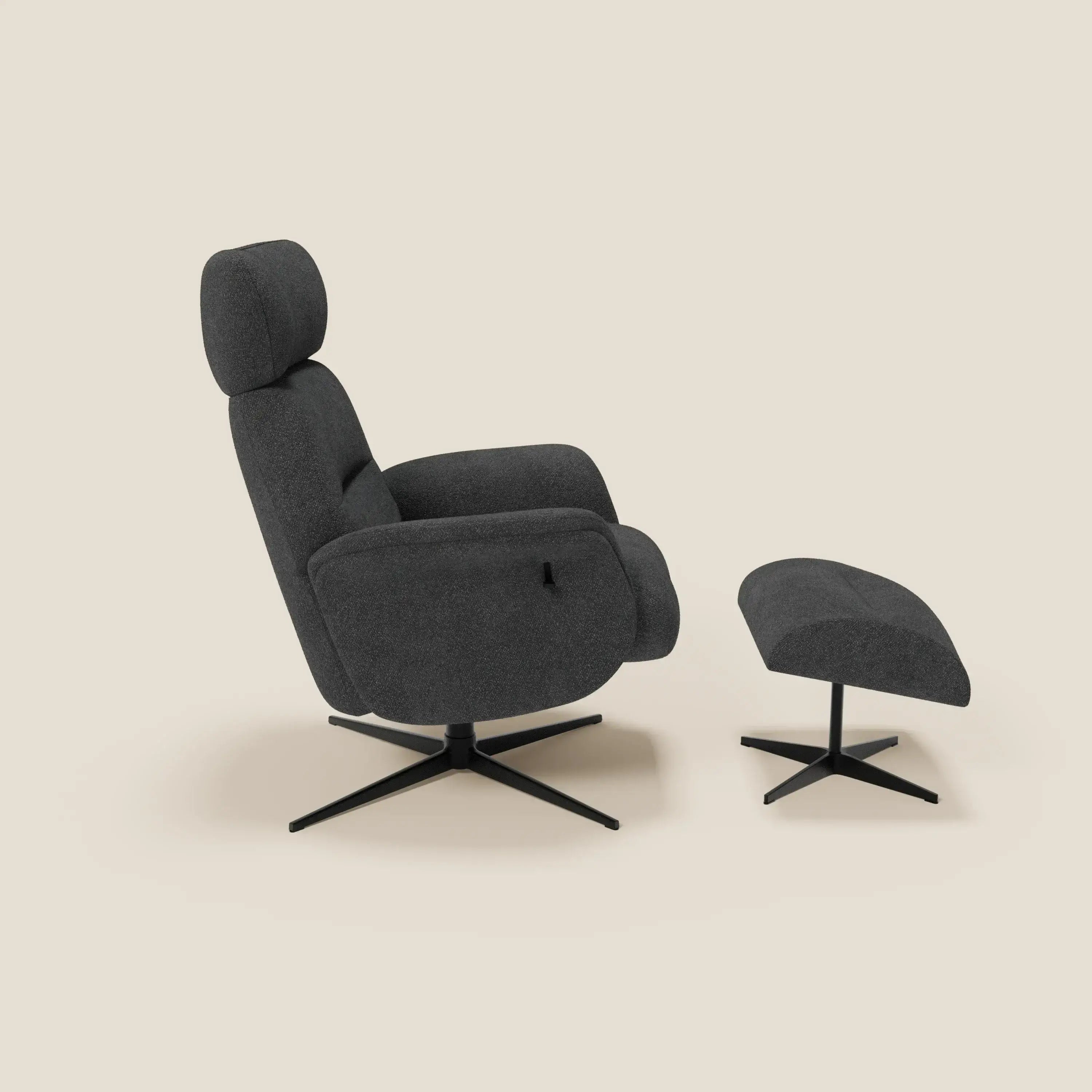 La poltrona relax Lunor reclinabile con pouf poggiapiedi in tessuto bouclé impermeabile T07 antracite di Divani.Store è caratterizzata da uno schienale alto con poggiatesta, braccioli imbottiti e basi girevoli in metallo nero, su sfondo beige.