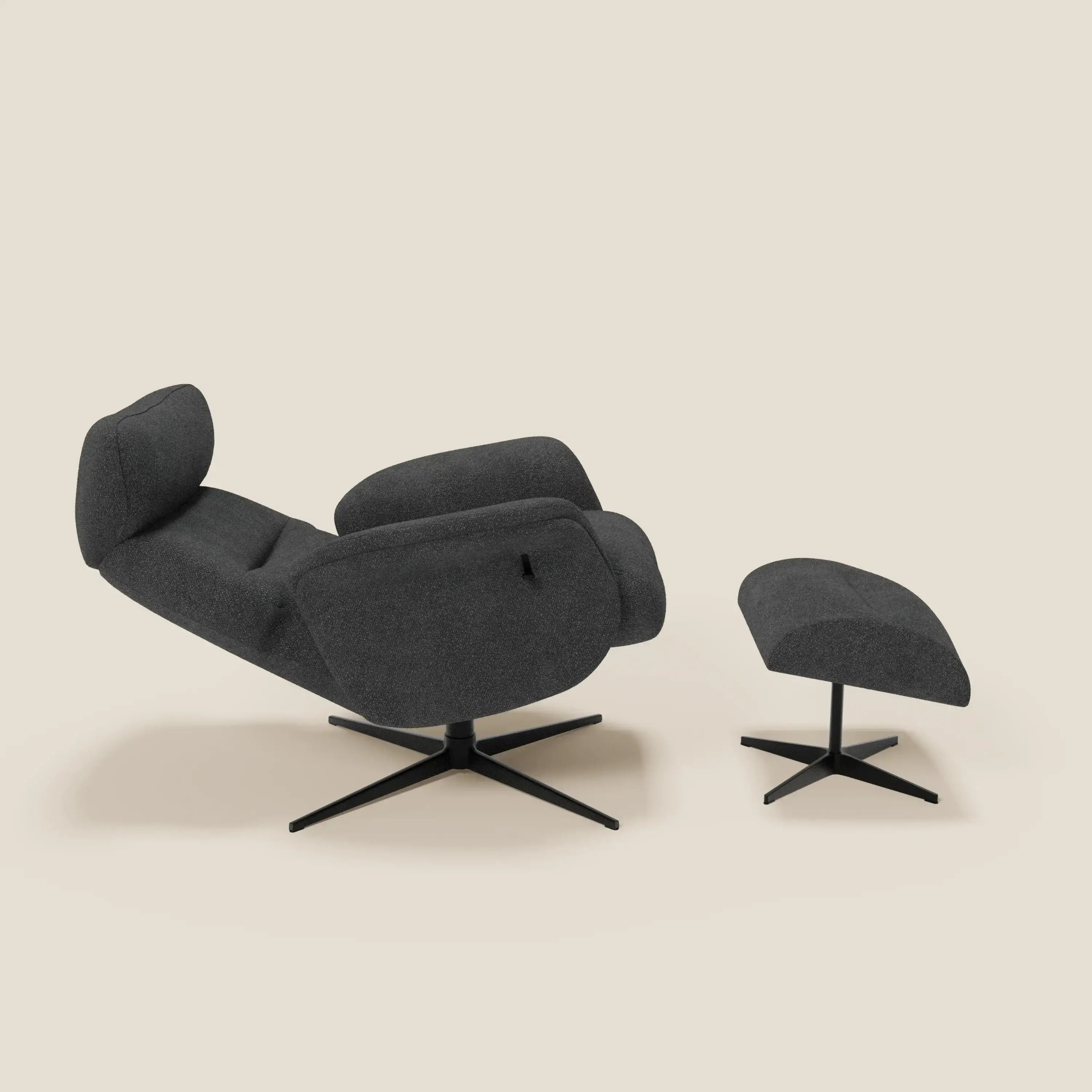 La poltrona relax Lunor reclinabile con pouf poggiapiedi in tessuto bouclé impermeabile T07 antracite di Divani.Store è caratterizzata da un look moderno di colore grigio scuro, poggiatesta e braccioli imbottiti, basi girevoli in metallo nero e poggia su uno sfondo beige chiaro.