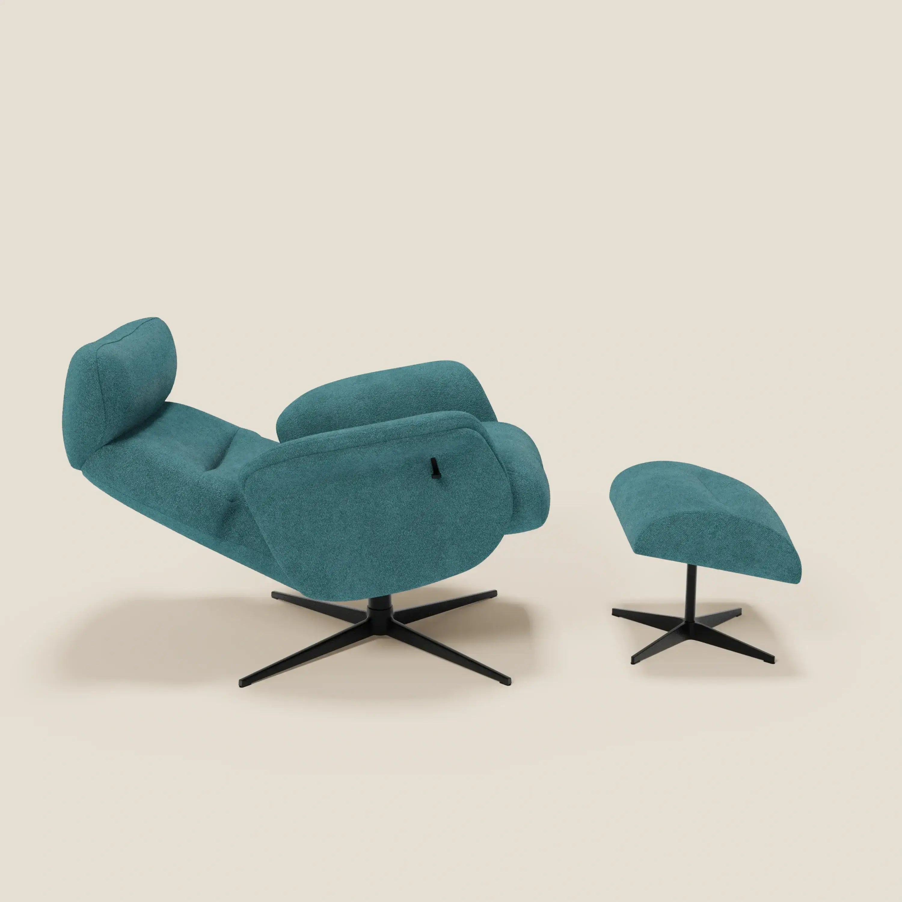 La Poltrona relax Lunor reclinabile con pouf poggiapiedi in tessuto bouclé impermeabile T07 azzurro di Divani.Store è caratterizzata da una base girevole in metallo nero e da una reclinazione regolabile, su un solido sfondo color crema chiaro per un fascino minimalista.