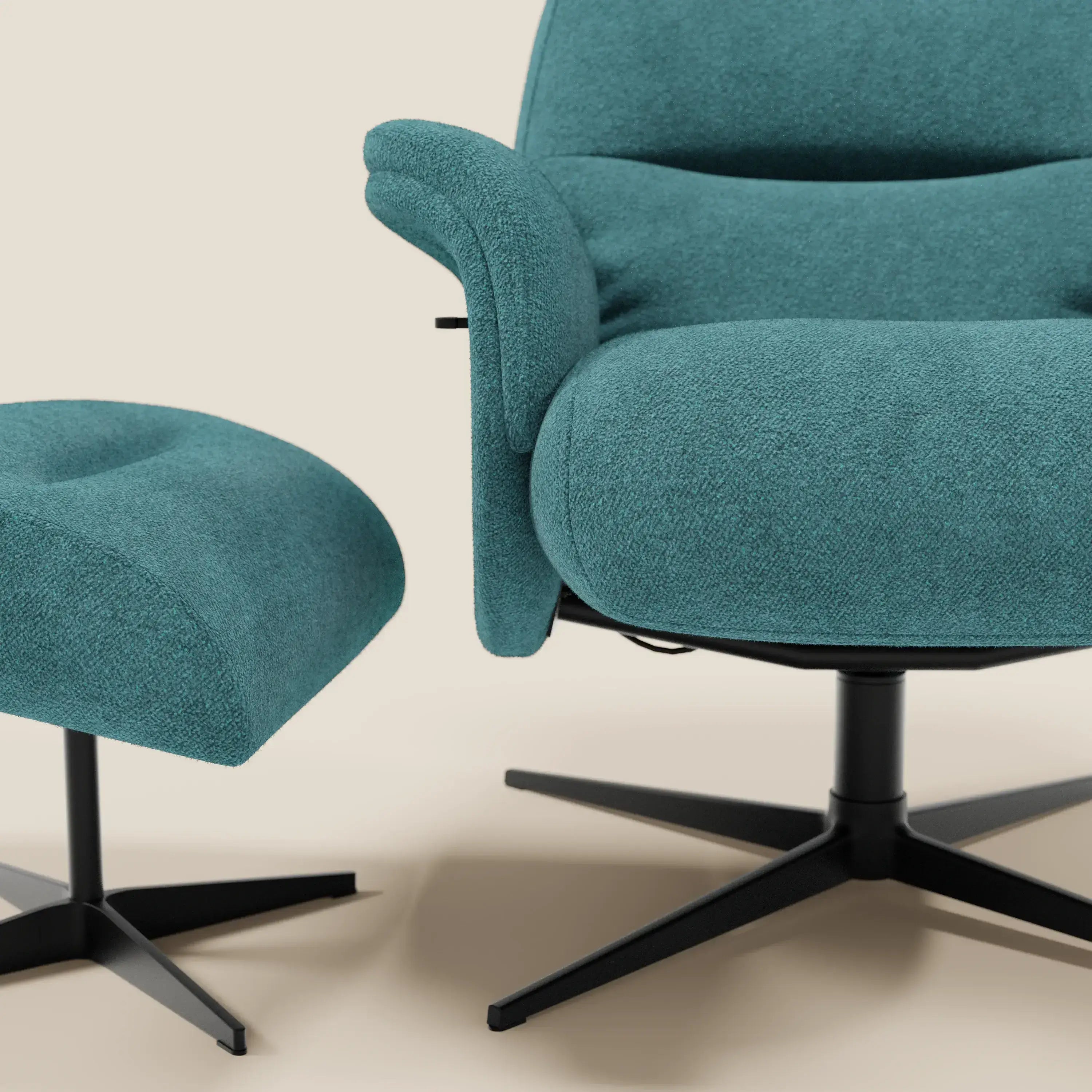 Primo piano della Poltrona relax Lunor reclinabile con pouf poggiapiedi in tessuto bouclé impermeabile T07 azzurro di Divani.Store, entrambi caratterizzati da cuscini in feltro e basi girevoli in metallo nero, su sfondo beige.