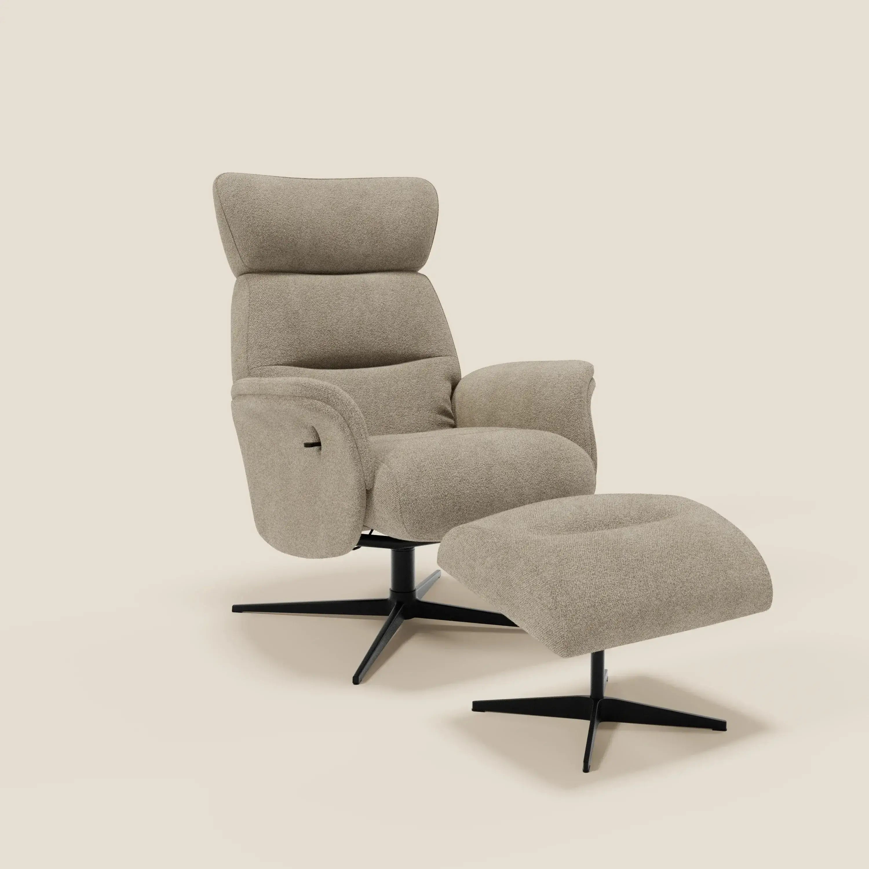 La poltrona relax Lunor reclinabile con pouf poggia-piedi T07 beige di Divani.Store è caratterizzata da un tessuto bouclé impermeabile e felpato, da un bracciolo a leva, da un supporto curvo e da basi girevoli in metallo nero, ideali per un comfort moderno.