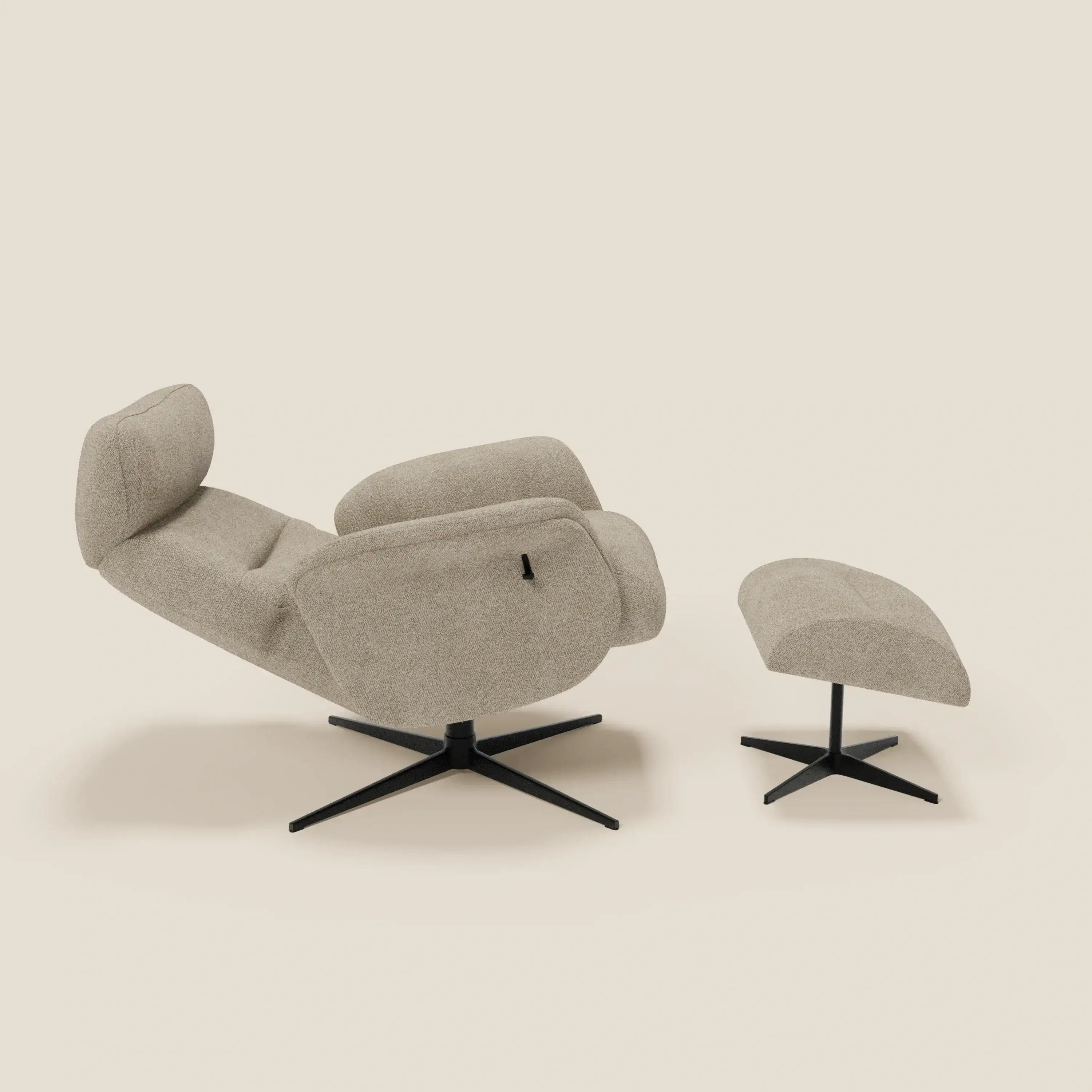La Poltrona relax Lunor reclinabile con pouf poggiapiedi in tessuto bouclé impermeabile T07 beige di Divani.Store è caratterizzata da un design moderno, braccioli imbottiti, schienale reclinabile regolabile e basi girevoli in metallo nero con quattro gambe.