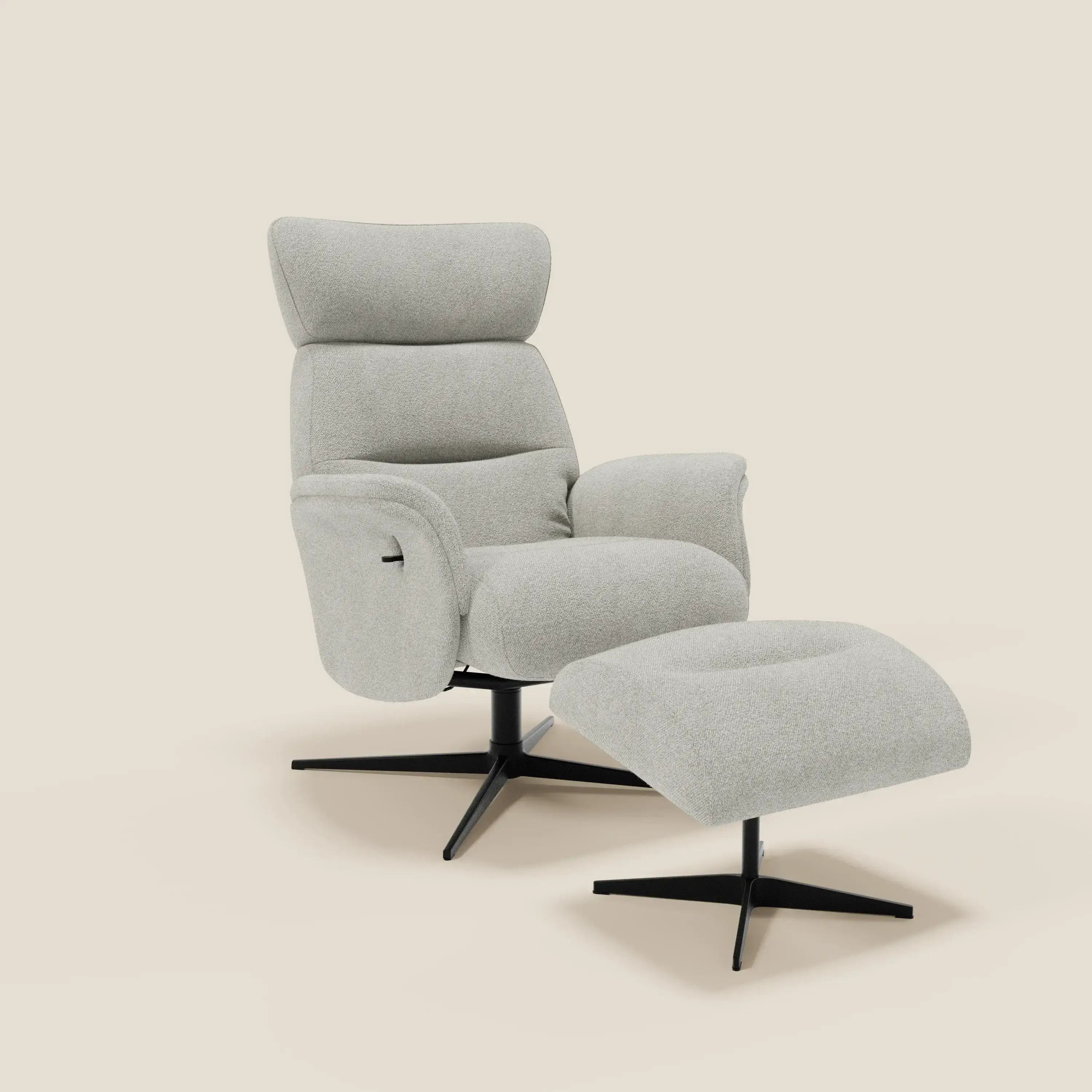 La poltrona relax Lunor Poltrona reclinabile con pouf poggiapiedi di Divani.Store è caratterizzata da tessuto bouclé bianco impermeabile, schienale alto, braccioli curvi, imbottitura soffice ed entrambi i pezzi poggiano su basi girevoli in metallo nero su sfondo beige.