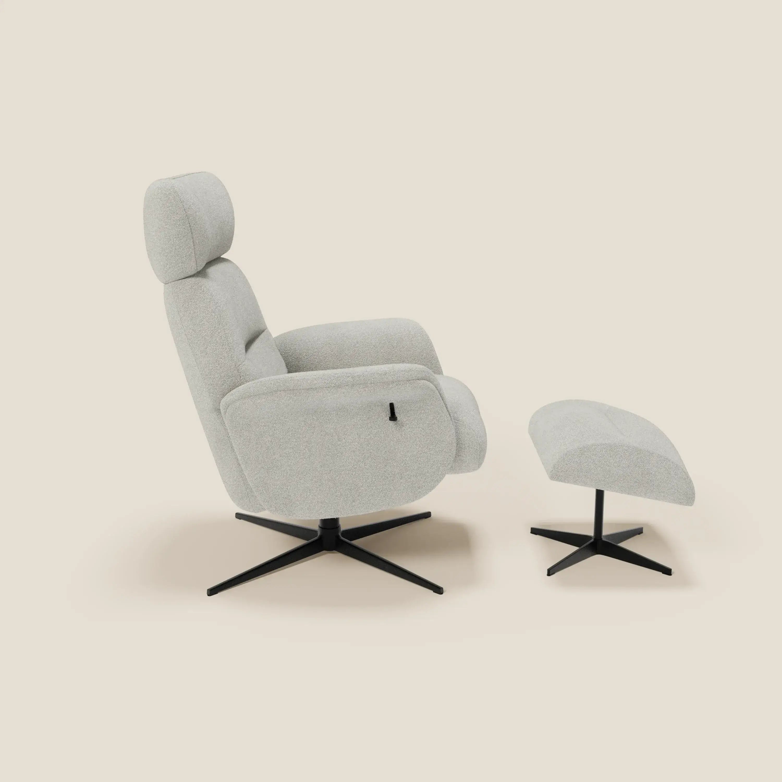 La poltrona relax reclinabile Lunor di Divani.Store in impermeabile bouclé T07 bianco è caratterizzata da schienale alto, braccioli, pouf coordinato, basi girevoli in metallo nero e leva laterale: il design moderno spicca su uno sfondo beige.
