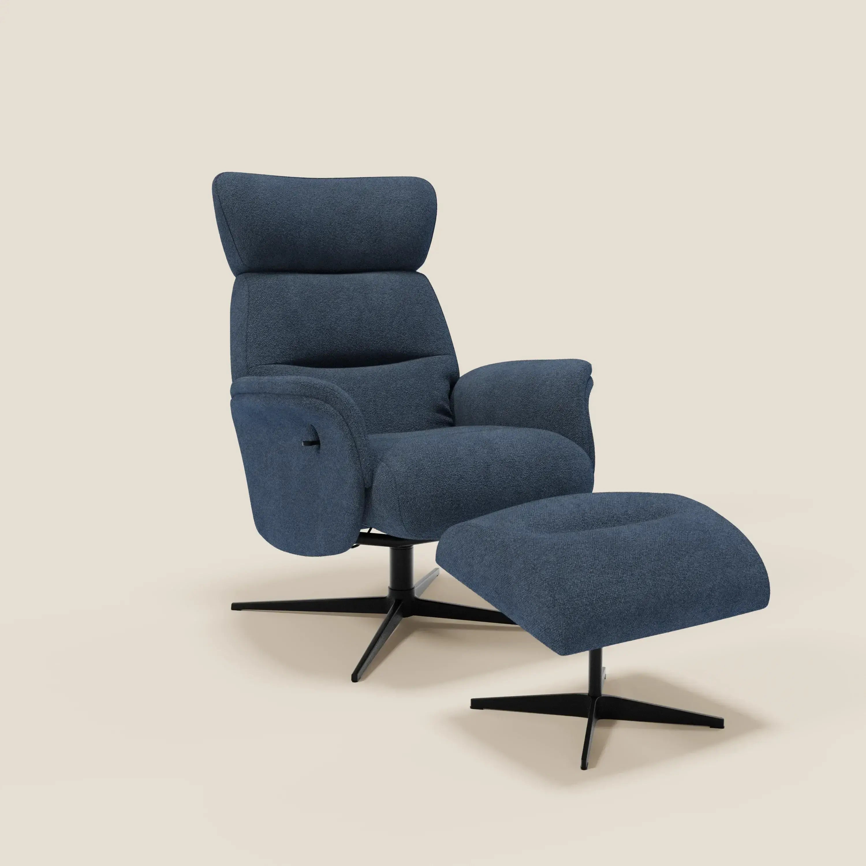 La Poltrona relax Lunor reclinabile con pouf poggiapiedi in tessuto bouclé impermeabile T07 blu di Divani.Store è caratterizzata da basi girevoli in metallo nero, schienale alto e imbottito, braccioli imbottiti e leva laterale; su uno sfondo bianco sporco.