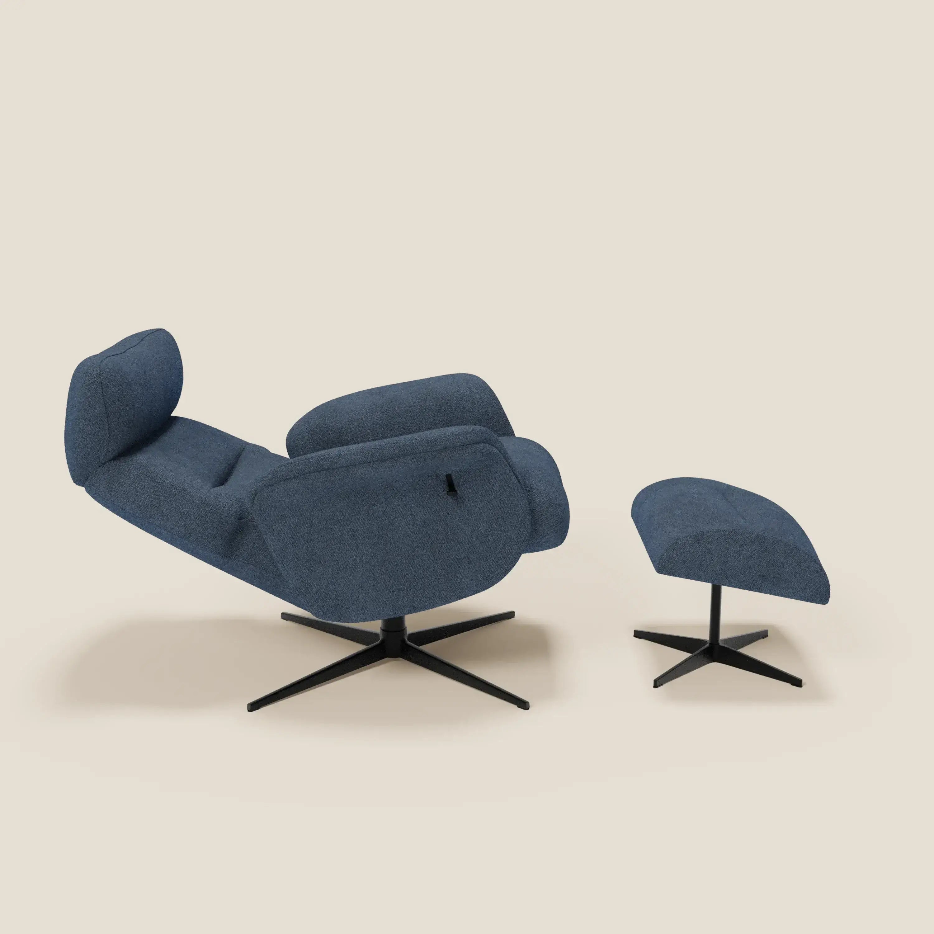 La poltrona relax Lunor reclinabile con pouf poggiapiedi in tessuto bouclé impermeabile T07 blu di Divani.Store è dotata di basi girevoli in metallo nero ed è presentata reclinata con un design ergonomico su uno sfondo beige.