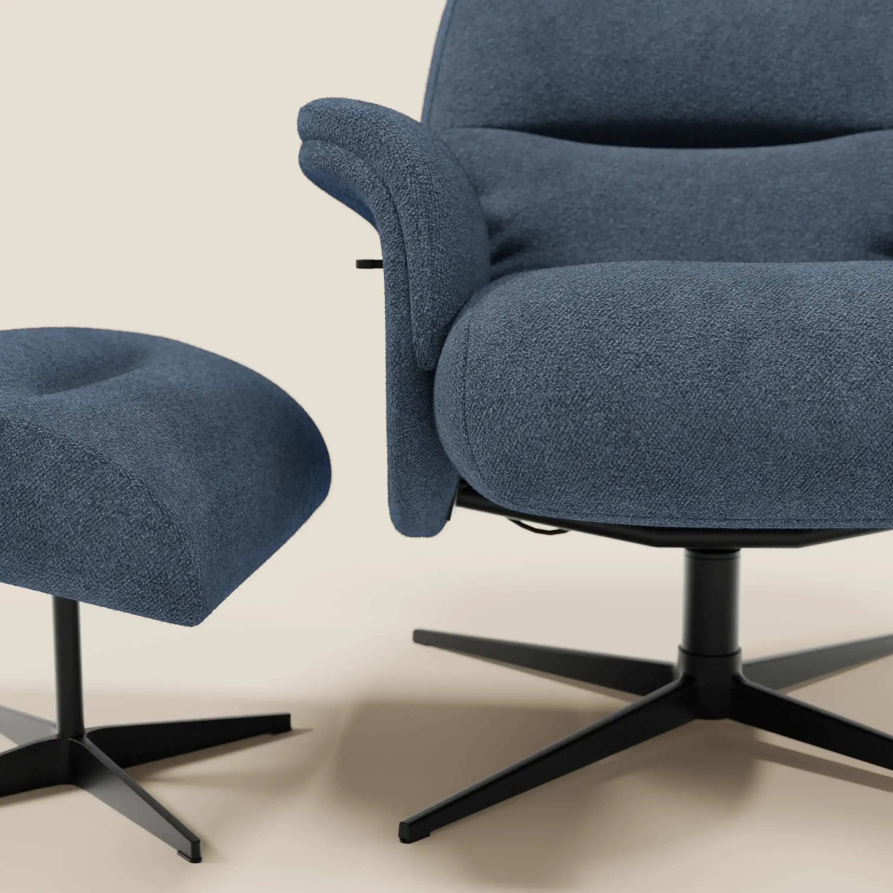 Primo piano della poltrona relax Lunor reclinabile con pouf poggiapiedi di Divani.Store, entrambi in tessuto bouclé impermeabile blu T07, con braccioli curvi e basi girevoli in metallo per un look moderno.