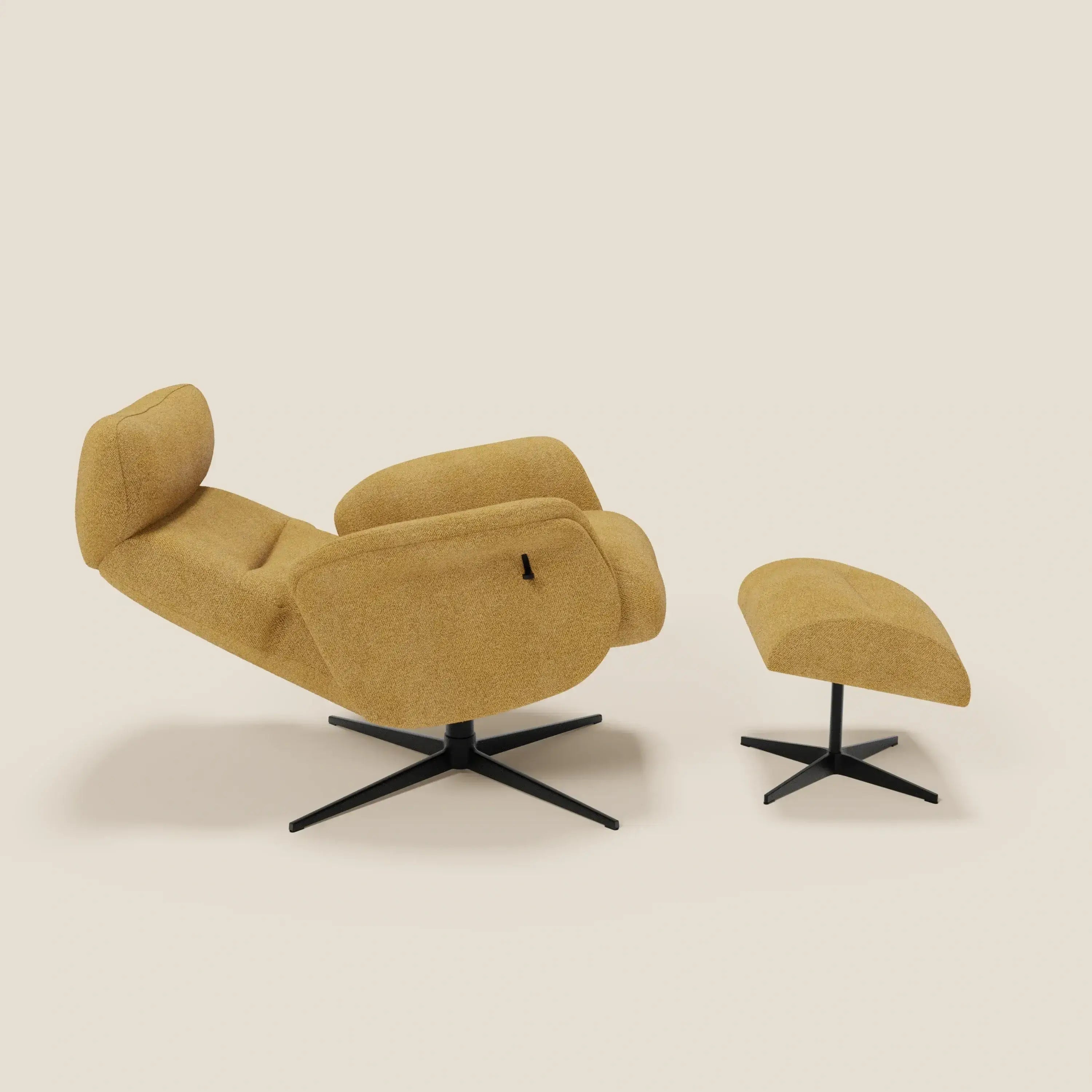 La poltrona relax Lunor reclinabile con pouf poggiapiedi in tessuto bouclé impermeabile T07 giallo di Divani.Store è caratterizzata da un bouclé impermeabile giallo senape, da un poggiatesta e da basi girevoli in metallo nero, su uno sfondo tinta unita color crema.