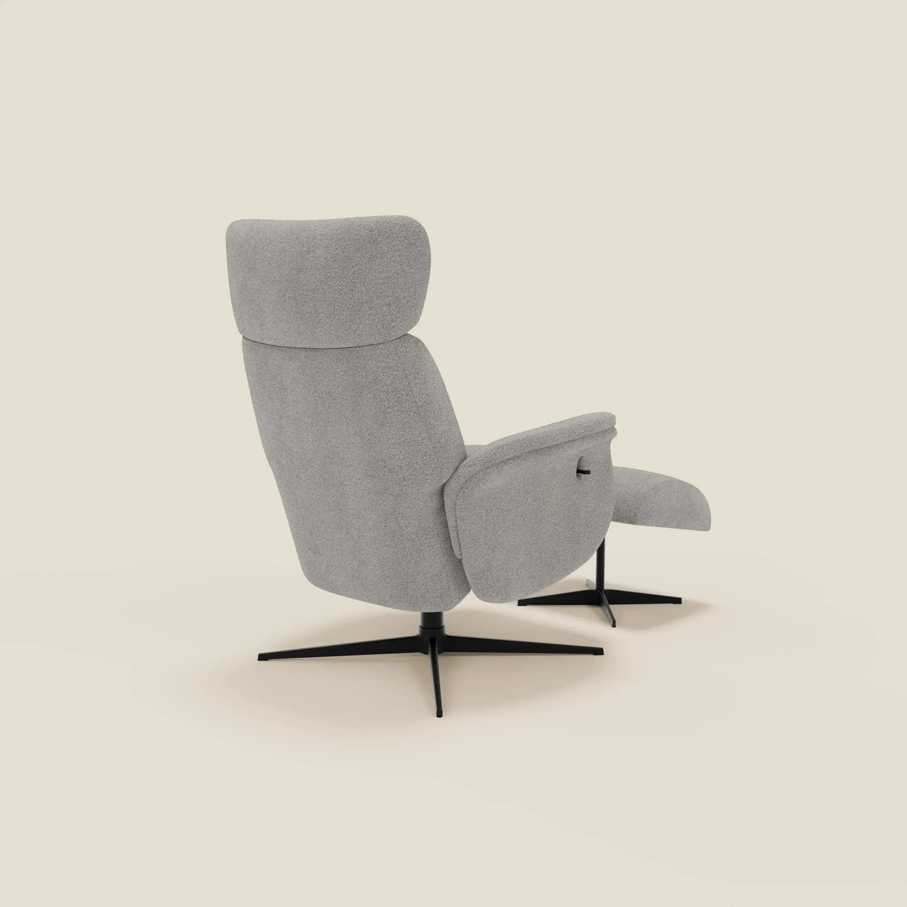 La poltrona relax reclinabile Lunor di Divani.Store è presentata da dietro in posizione angolata in tessuto bouclé grigio chiaro T07, con schienale alto, ampi braccioli e base girevole in metallo nero con quattro gambe su sfondo beige.