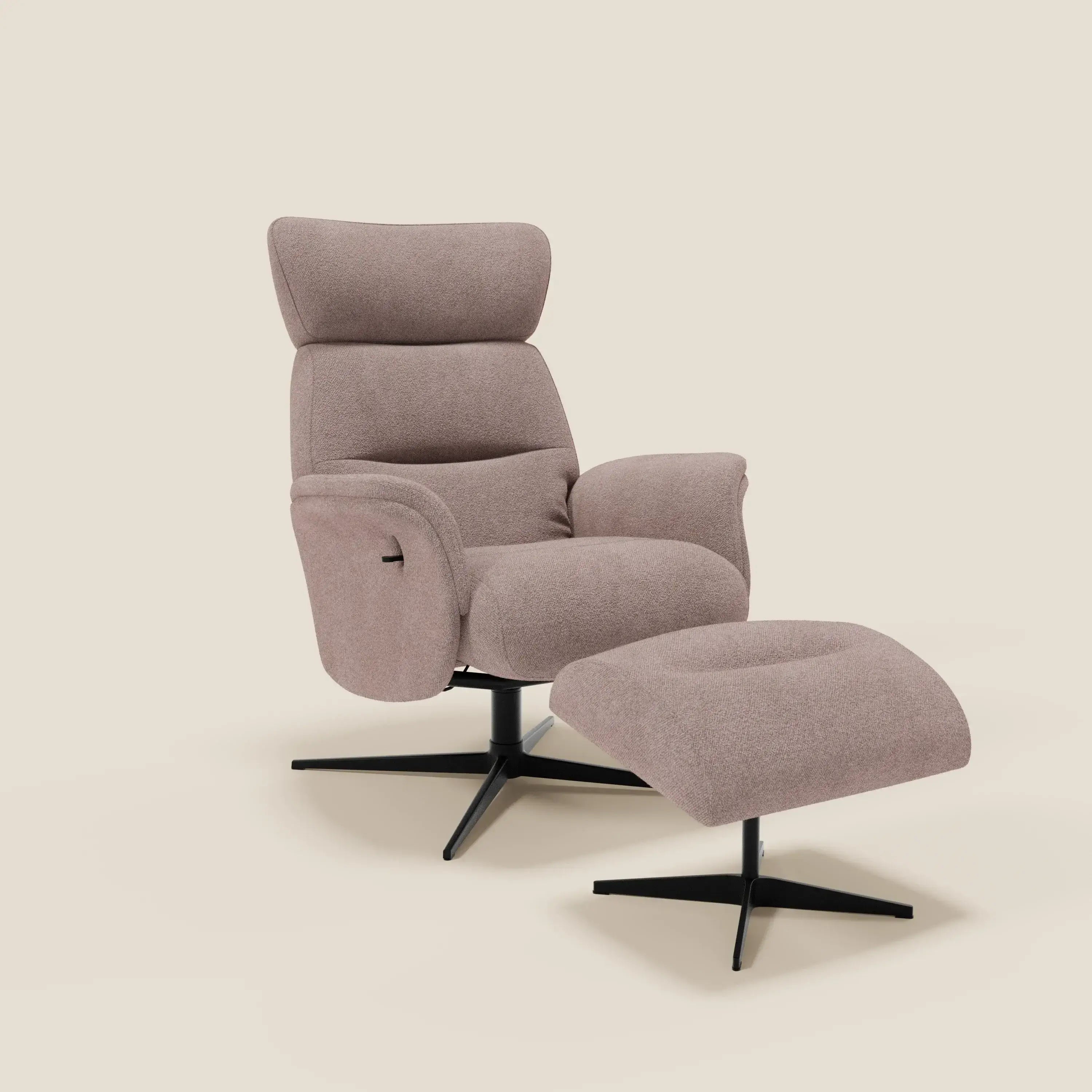 La poltrona relax Lunor reclinabile con pouf poggiapiedi in tessuto bouclé impermeabile T07 rosa di Divani.Store è caratterizzata da cuscini morbidi, ampi braccioli e basi girevoli in metallo nero, su uno sfondo beige chiaro.