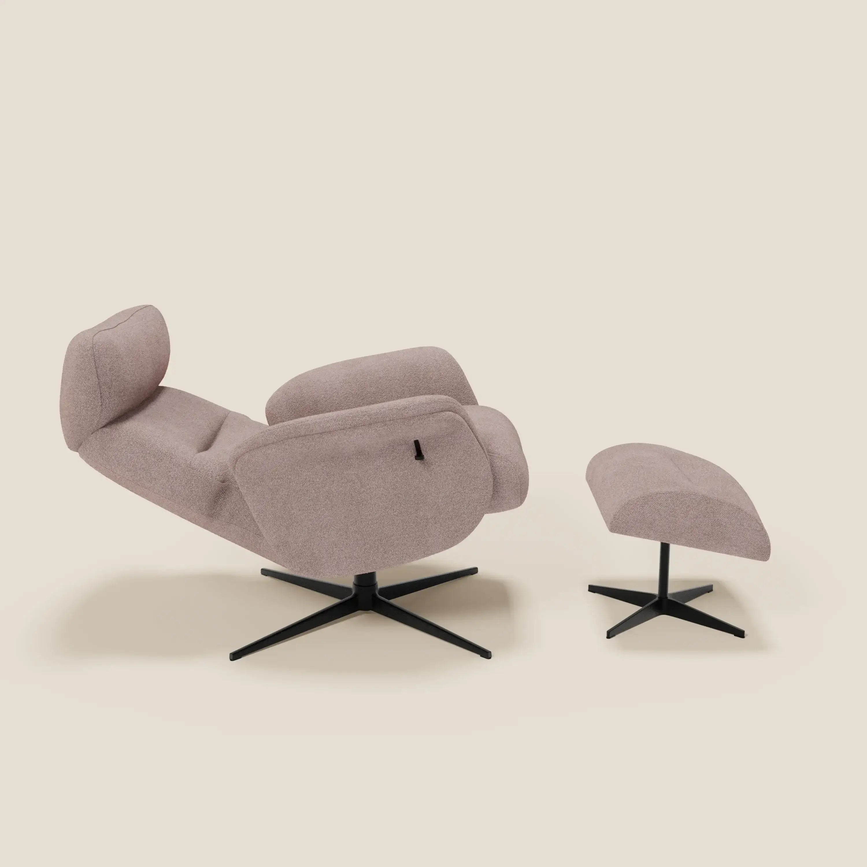 La Poltrona relax Lunor reclinabile con pouf poggiapiedi in tessuto bouclé impermeabile T07 rosa di Divani.Store è esposta reclinata con un pouf abbinato, entrambi su basi girevoli in metallo nero, su uno sfondo beige semplice.