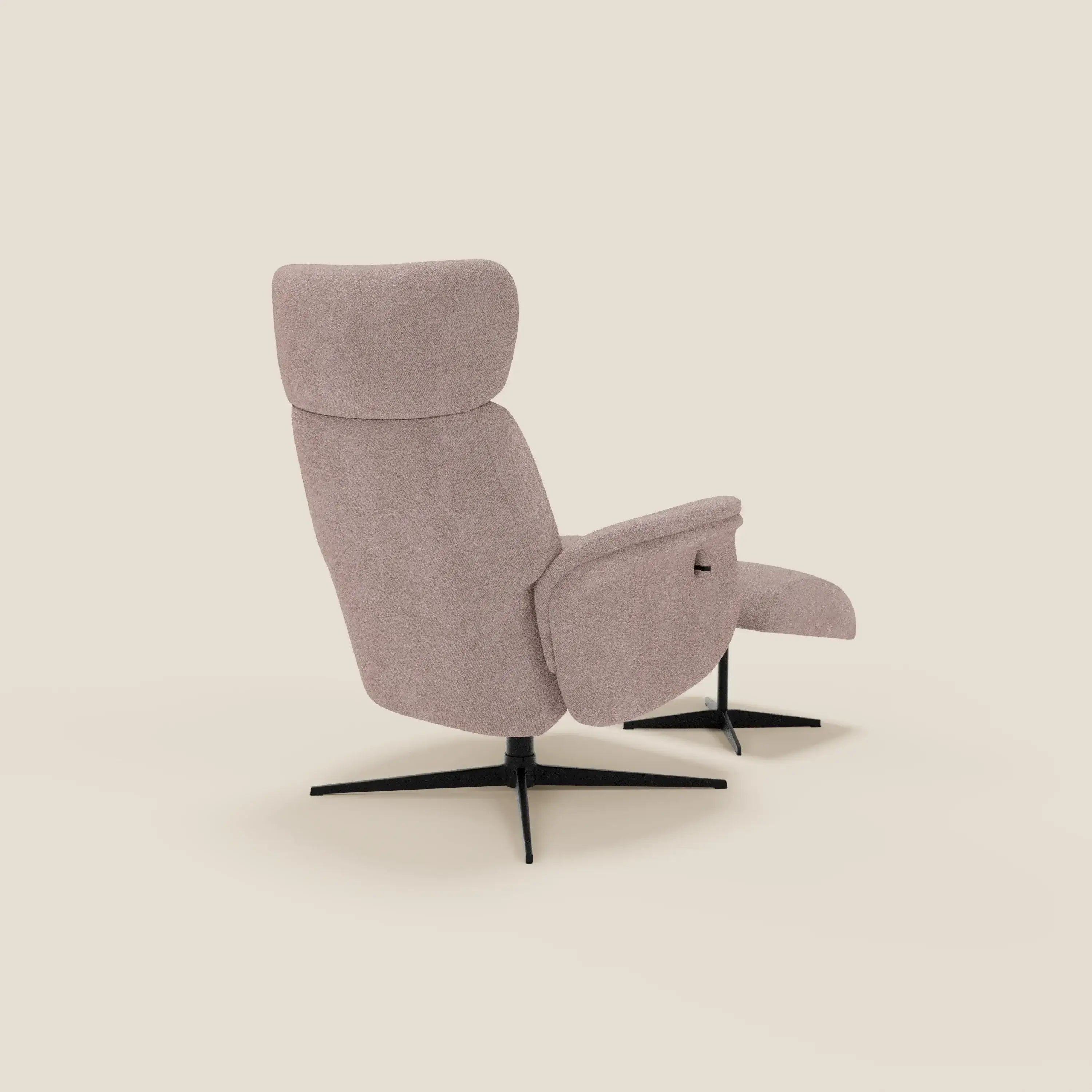 La poltrona relax reclinabile Lunor Poltrona di Divani.Store, vista da un'angolazione posteriore, è rivestita in tessuto bouclé impermeabile rosa T07 e presenta uno schienale alto, braccioli imbottiti e una base girevole nera a forma di stella su uno sfondo bianco sporco.