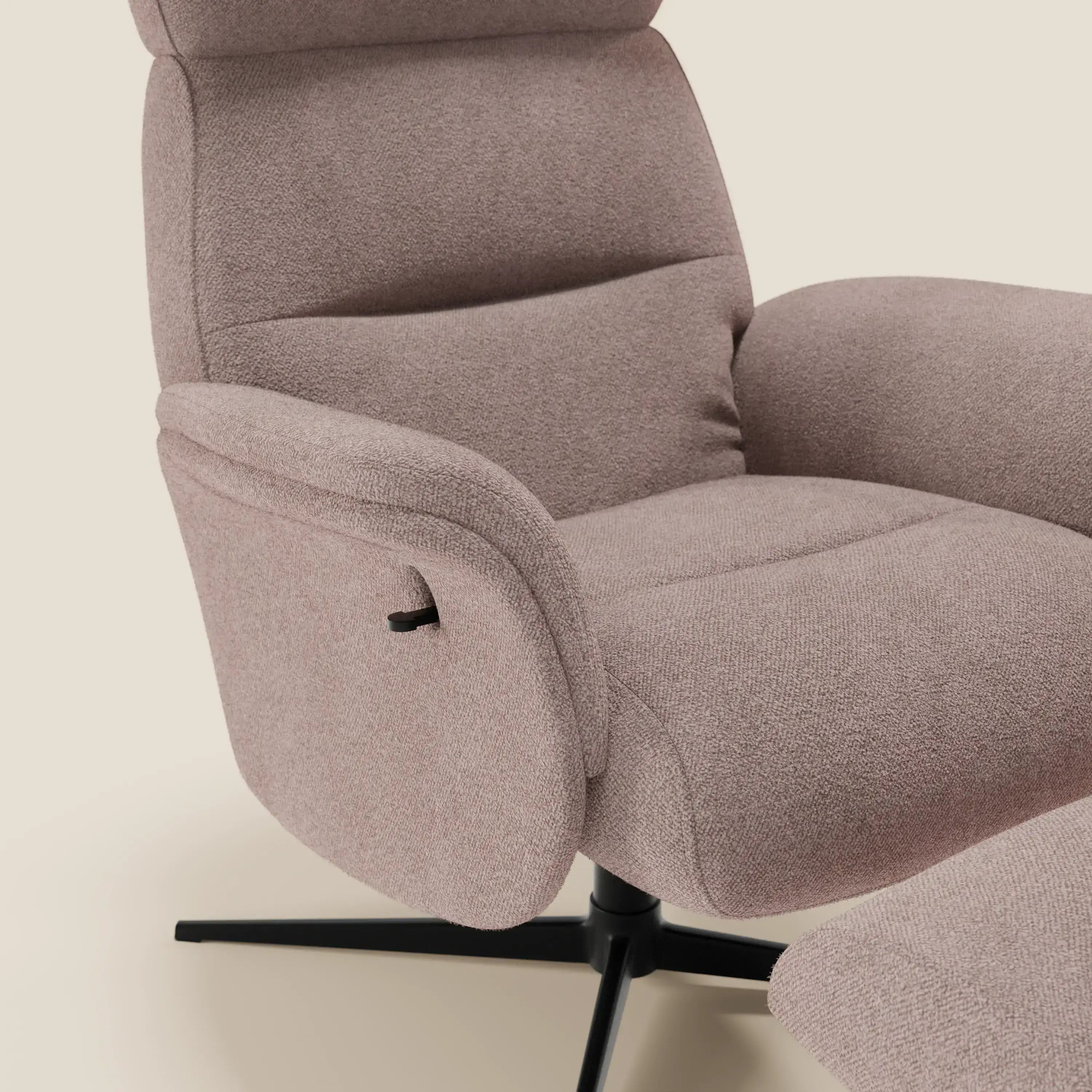 Primo piano di Lunor Poltrona relax reclinabile con pouf poggiapiedi in tessuto bouclé impermeabile T07 rosa di Divani.Store, con imbottitura in peluche color malva, braccioli curvi, leva laterale e base in metallo nera a quattro punte su sfondo beige.