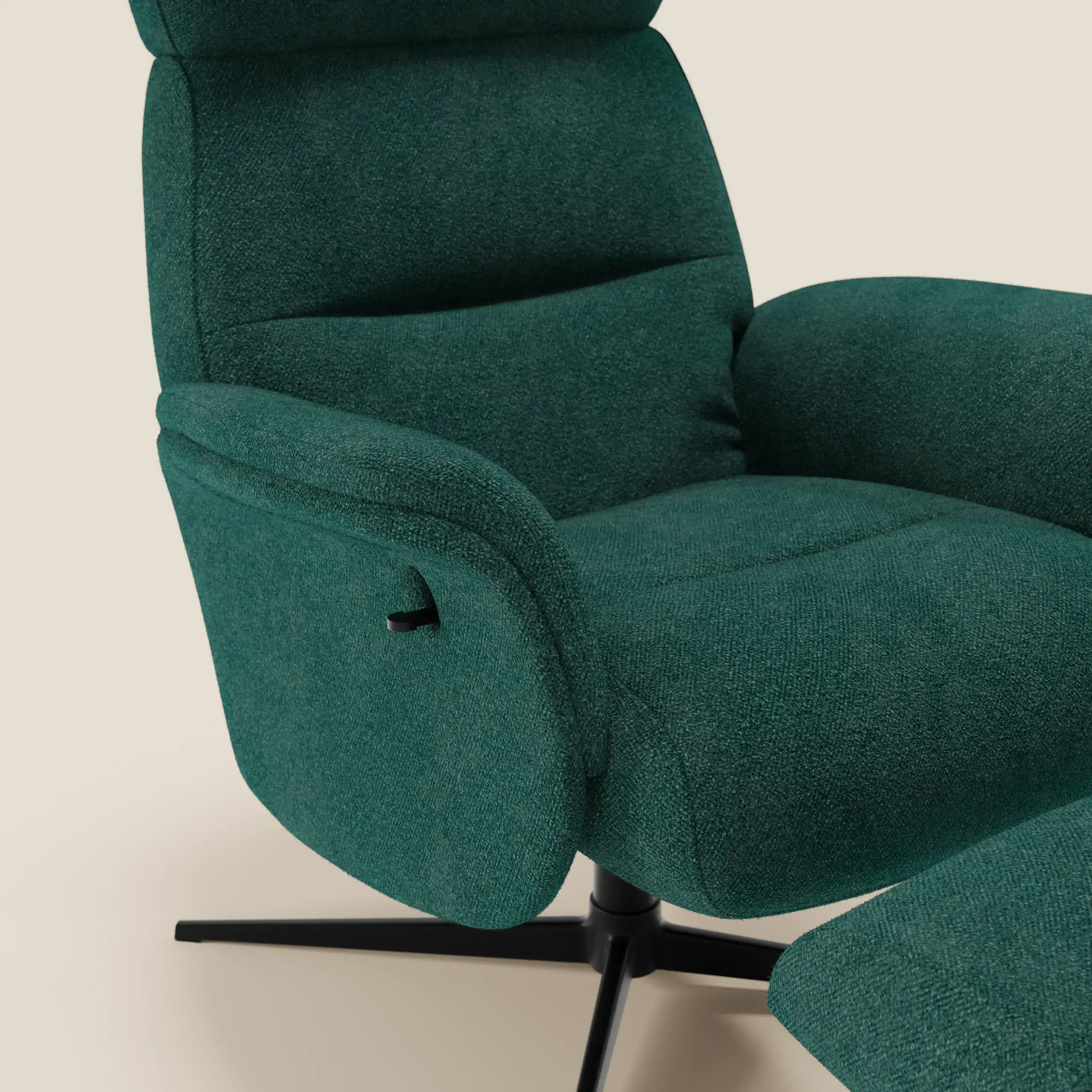 La poltrona relax reclinabile Lunor Poltrona di Divani.Store è una moderna poltrona in tessuto bouclé verde con una spessa imbottitura, uno schienale alto, braccioli imbottiti, un pouf poggiapiedi a vista e un'elegante base a quattro gambe in metallo nero su sfondo beige chiaro.