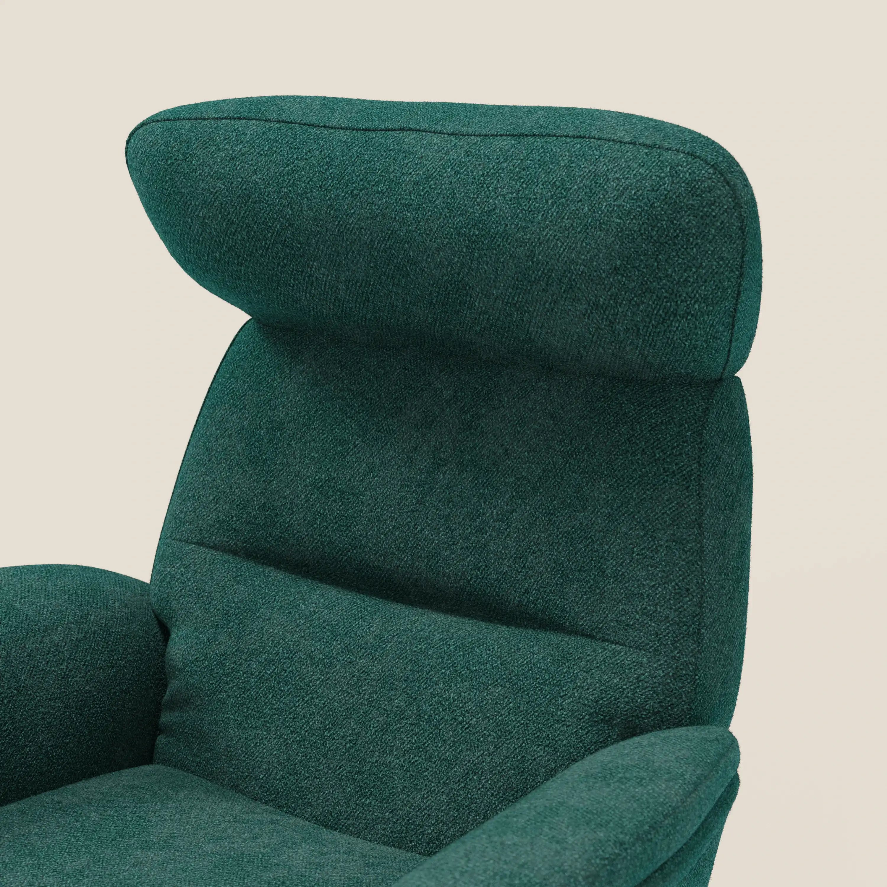 Primo piano della poltrona relax Lunor reclinabile con pouf poggiapiedi in tessuto bouclé impermeabile T07 verde di Divani.Store, con schienale alto, poggiatesta imbottito, schienale sagomato e braccioli curvi su sfondo beige.