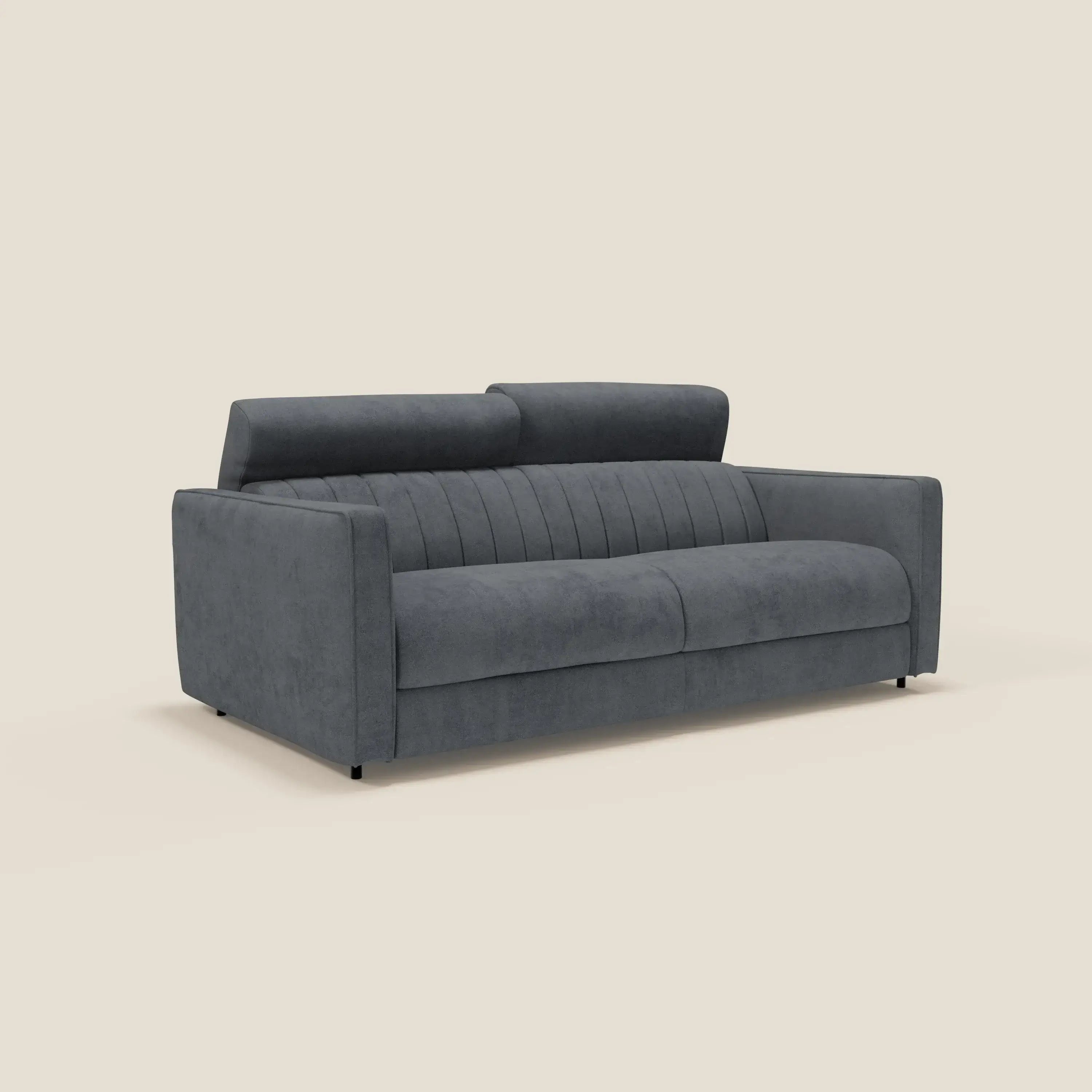Il divano letto moderno Nivon di Divani.Store è caratterizzato da tessuto impermeabile T25 antracite, materasso da 16 cm, poggiatesta regolabili, due ampi cuscini di seduta, cuciture verticali sullo schienale e braccioli quadrati bassi per un comfort elegante.