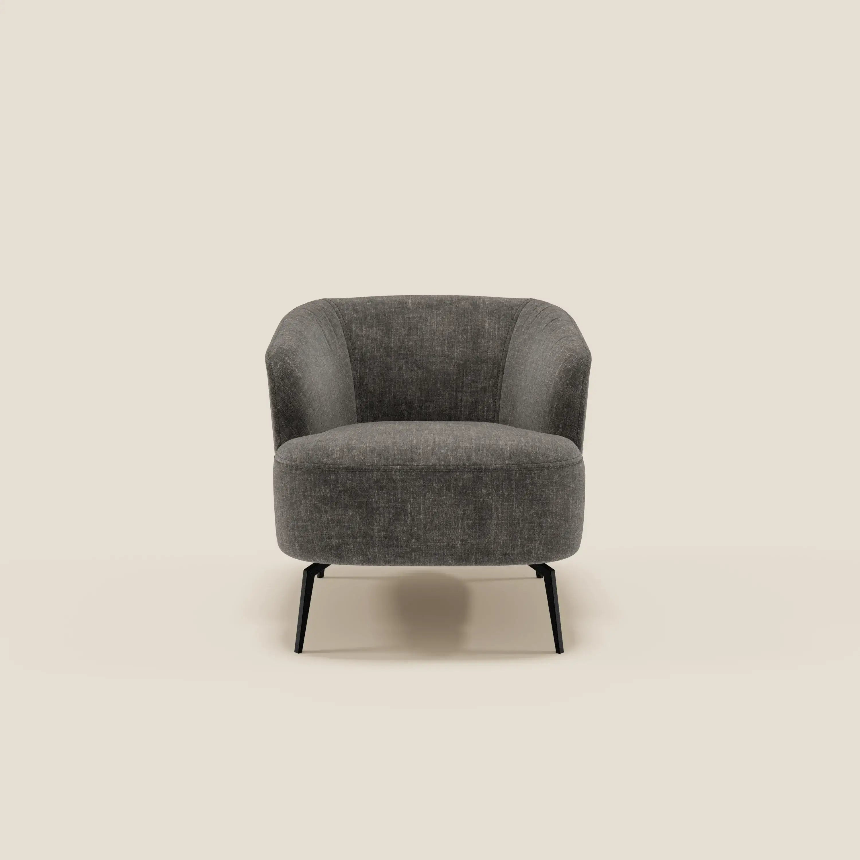 La poltroncina Renoa dall'eleganza moderna di Divani.Store, in tessuto smacchiabile T24 antracite, è caratterizzata da schienale e braccioli arrotondati con sottili gambe in metallo nero, che offrono un comfort avvolgente e un fascino minimalista contemporaneo.