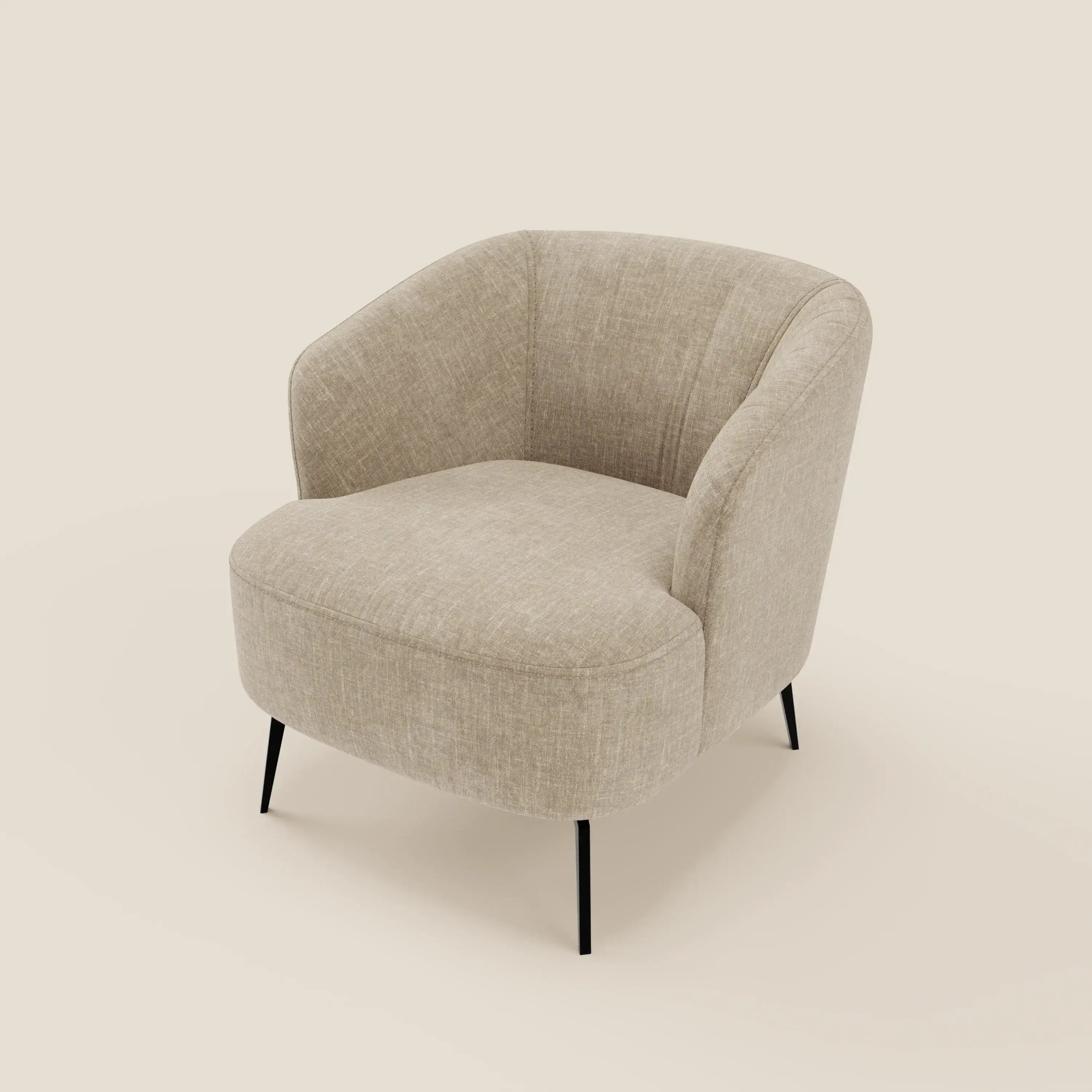 La poltroncina Renoa di Divani.Store è caratterizzata da un design moderno e minimalista con schienale curvo e tessuto smacchiabile T24 beige, sostenuto da sottili gambe in metallo nero, su uno sfondo bianco sporco.