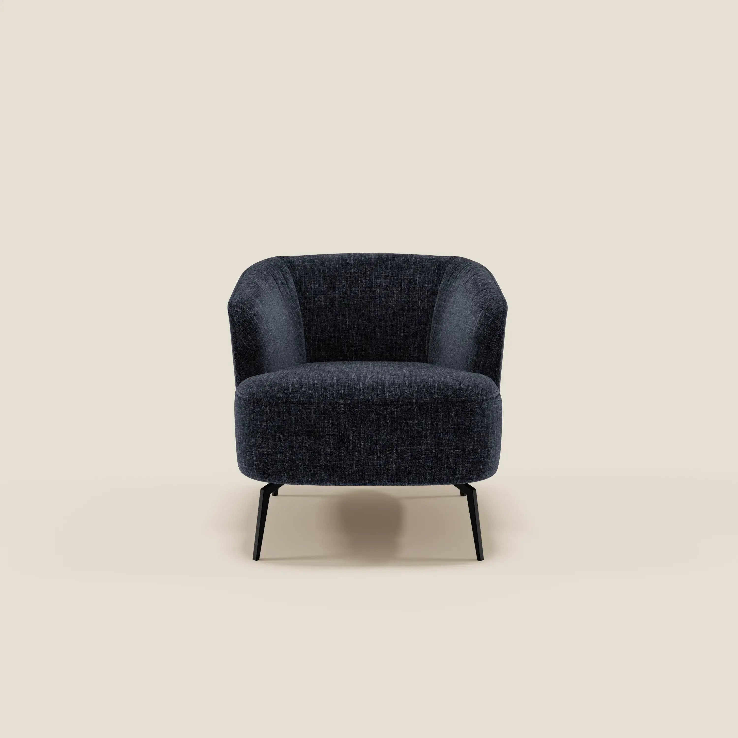 La poltroncina Renoa di Divani.Store è caratterizzata da un design moderno con tessuto smacchiabile T24 blu notte, schienale arrotondato, braccioli svasati e quattro sottili gambe in metallo nero: un'espressione di stile minimalista e contemporaneo.